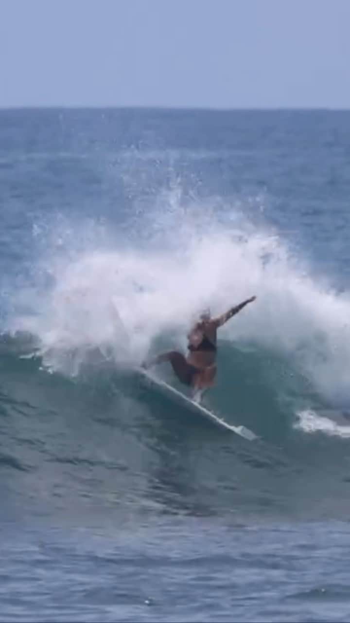 ブリアナ・コープのインスタグラム：「The land of right hand point breaks😜🇸🇻  #surf #waves #fun #travel」