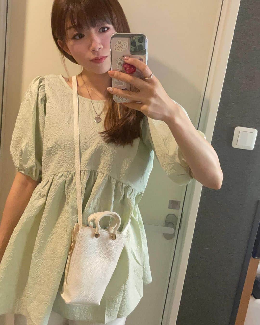 Fleur Fleurのインスタグラム：「有陣時著長身娃娃裝也不錯☺️💚  [arch 泡泡手袖長娃娃裝］ mint / charcoal grey  ［日本🇯🇵trip購買流程✈️✏️］全部介紹嘅貨品都係現貨發售 All 20%off!! 買滿$1600可享免費SF🚚送貨#香港同埋澳門嘅客人都可以使用呢個優惠 全線貨品需要訂貨 今個星期五將會到貨 見到鍾意嘅貨品WhatsApp查詢 入數確認之後才會留貨俾你 大熱款式都有存貨 不過由於有好多客人查詢 到貨後就未必有現貨賣 記得訂貨啦！ 星期五晚上就可以拎😌🛍️ WhatsApp查詢熱線5572-9458 銅鑼灣門市：恩平道52號2樓A室」