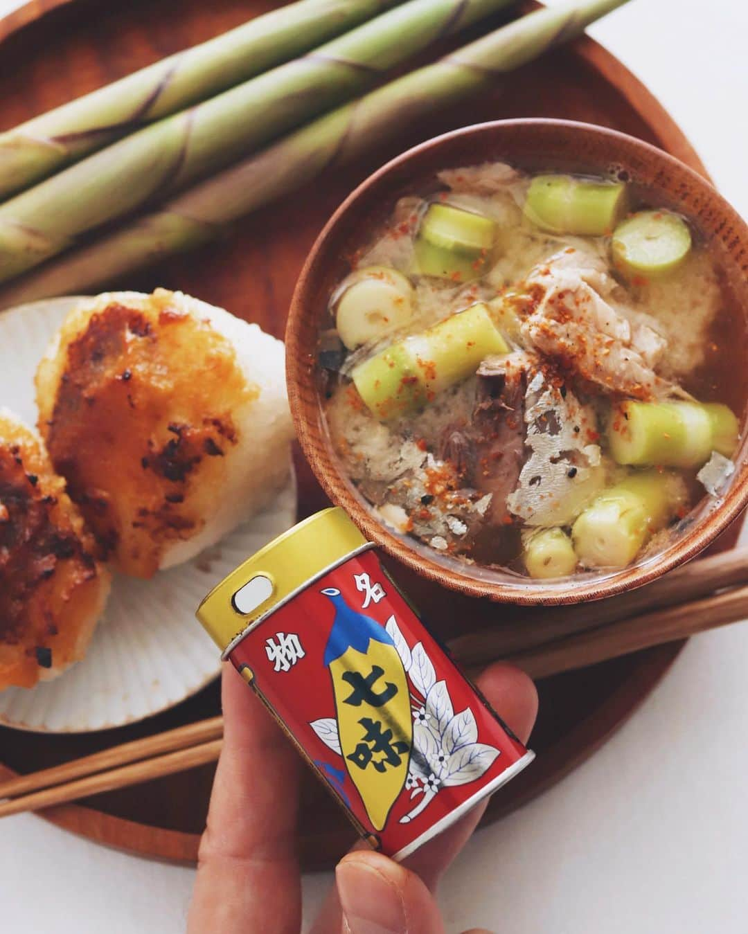 樋口正樹さんのインスタグラム写真 - (樋口正樹Instagram)「Today's Lunch . お昼に味噌の焼きおにぎりと 根曲がり竹とサバ缶でつくる 「サバタケ汁」という味噌汁。 信州の初夏の郷土料理の１つ。 簡単でおいしく大好きなやつ🤗 . . . #根曲がり竹 #サバタケ #サバタケ汁 #味噌おにぎり #味噌焼きおにぎり #信州味噌 #八幡屋礒五郎 #お昼ご飯 #郷土料理 #信州グルメ #長野グルメ #映えないご飯 #田舎料理」6月6日 12時19分 - higuccini