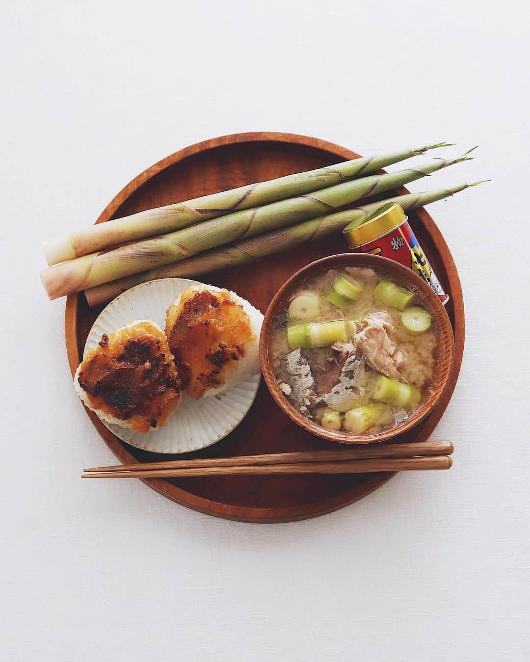 樋口正樹のインスタグラム：「Today's Lunch . お昼に味噌の焼きおにぎりと 根曲がり竹とサバ缶でつくる 「サバタケ汁」という味噌汁。 信州の初夏の郷土料理の１つ。 簡単でおいしく大好きなやつ🤗 . . . #根曲がり竹 #サバタケ #サバタケ汁 #味噌おにぎり #味噌焼きおにぎり #信州味噌 #八幡屋礒五郎 #お昼ご飯 #郷土料理 #信州グルメ #長野グルメ #映えないご飯 #田舎料理」