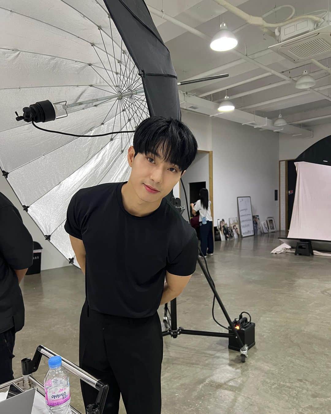 Jay のインスタグラム：「앞모습 옆모습 웃는모습 📸」