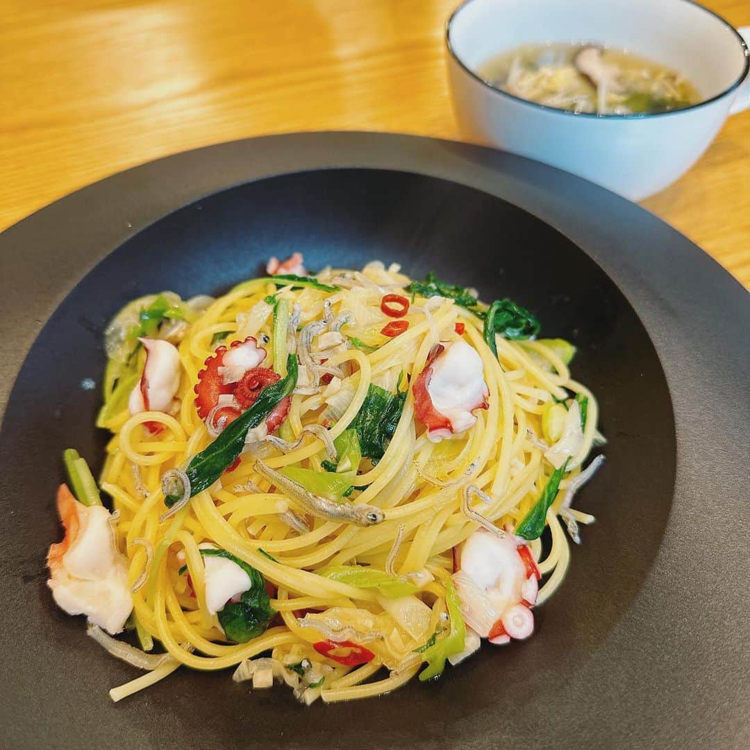 石川梨華のインスタグラム：「お昼ごはん何食べたんだろう？  タコのペペロンチーノと中華スープ  タコのペペロンチーノは長ネギ、水菜、ちりめんじゃこを入れて具沢山に😋  中華スープは鶏がらスープの素、塩コショウ、醤油で味付けし、具は新玉ねぎ、えのき、椎茸、ワカメ、卵です！  お腹いっぱい🩷 ごちそうさまでした！  #石川梨華 #モーニング娘og #リアル梨華 #年子 #二児の母 #やんちゃボーイズ #お昼ご飯何食べたんだろう #タコのペペロンチーノ #チャーミークッキング #梨華パスタに感動」