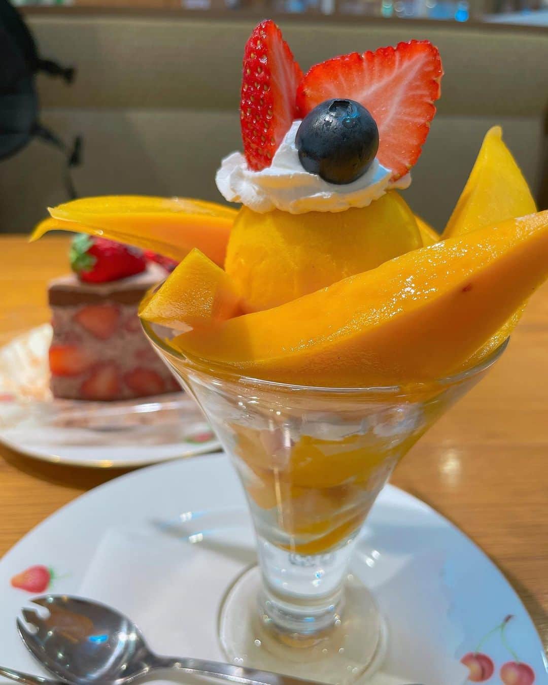 中川朋美のインスタグラム：「夫くんに誕生日で果実園リーベルに連れて行ってもらいました😄🙌🙌  ここは独身の頃から大好きで舞台終わったご褒美とかでたまーーーに行ってたんです·͜· ︎︎  パフェとケーキ1つづつ頼んで 両方私が食べました💕 夫くんも両方一口ずつ食べました！  次はどんな口実で行こうか🤔」