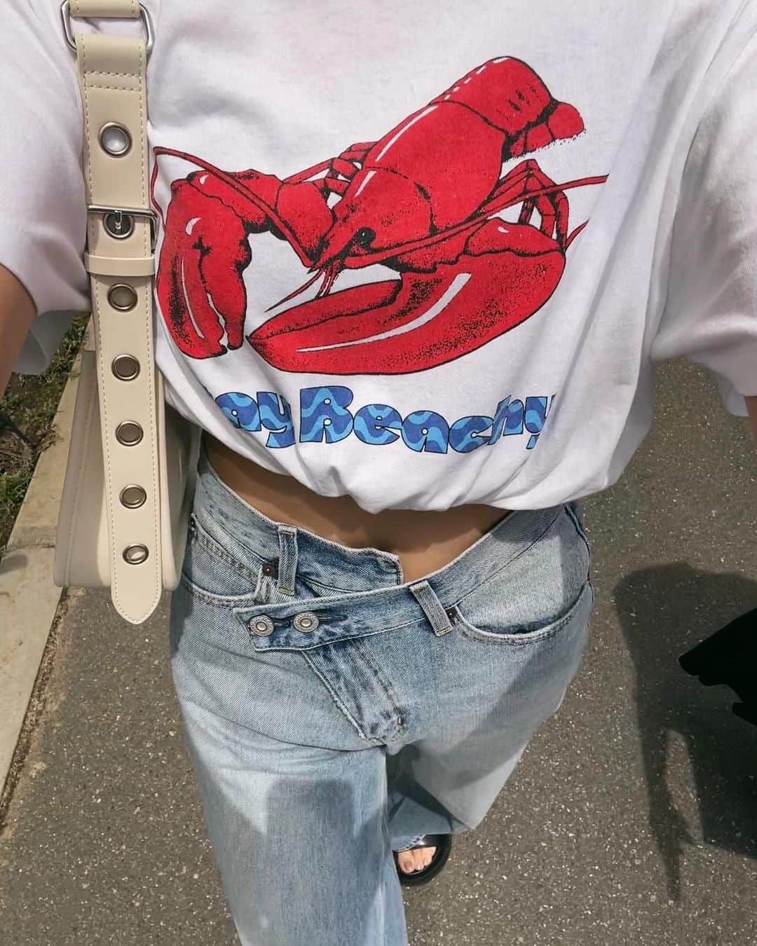 MOUSSY SNAPさんのインスタグラム写真 - (MOUSSY SNAPInstagram)「#MOUSSYSNAP @3q._.ra 173cm  ・STAY BEACHY TEE(010GSQ90-0480) ・CROSS WAIST WIDE STRAIGHT(010GS211-0640) ・90'S SHOULDER BAG(010GST51-0480) 全国のMOUSSY店舗／SHEL'TTER WEBSTORE／ZOZOTOWNにて発売中。  #MOUSSY #MOUSSYJEANS」6月6日 12時30分 - moussysnap