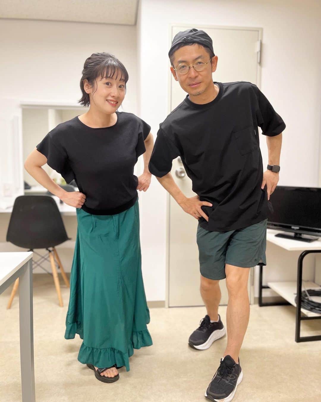 川島恵のインスタグラム：「つづくさんと私服がおそろいコーデでした👏 黒✖️緑🌲 OA後の控室にて決めポーズ🫡 ・ #おそろいコーデ #私服 #つづくさんのどようだよ #どようだよ #緑と黒 #兄妹コーデ」