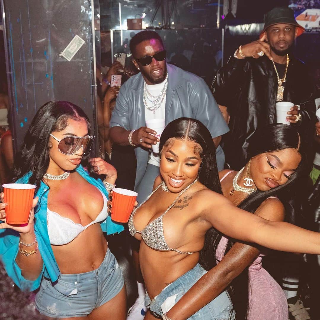 ファボラスのインスタグラム：「Strip Club Date Night$… Let’s #ACTBAD Together  @diddy @yungmiami305 @thegirljt」
