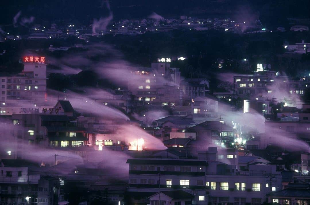 Michael Yamashitaのインスタグラム：「Hot spa: Veils of steam drift over Beppu, as cold air meets dozens of hot spring hotels in one of Japan's most famous hot-springs resorts. If Kyushu is the hot spring capital of Japan, then Beppu must be its epicenter.  It is also my “Furusato”, my family’s ancestral home. #beppu #beppuonsen #beppu #onsenislandkyushu #kyushujapan」