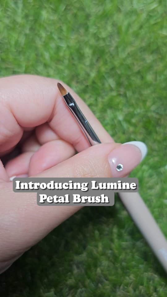 Yingのインスタグラム：「LUMINE Petal Brush  Mini oval shape brush, perfect for drawing petals. The elongated oval shape makes this a versatile brush that can be used to create tapered petals with sweeping strokes, as well as rounded petals.   Brush Hair Width (Base): 3mm  Brush Hair Width (Tip): 2mm  Brush Hair Length: 5mm  Ferrule: 34mm  Brush Body: 109mm  Material: Quality PBT nylon, resistant to solvents, flexible and strong.  Comes with a metal brush cap.  𝐒𝐡𝐨𝐩 𝐰𝐢𝐭𝐡 𝐮𝐬 𝐨𝐧𝐥𝐢𝐧𝐞⁣⁣⁣⁣⁣⁣⁣⁣⁣⁣⁣⁣⁣⁣⁣⁣⁣⁣⁣⁣⁣⁣⁣⁣⁣ 🛒 www.nailwonderland.com⁣⁣⁣⁣⁣⁣⁣⁣⁣⁣⁣⁣⁣⁣⁣⁣⁣⁣⁣⁣⁣⁣⁣⁣⁣ ⁣⁣⁣⁣⁣⁣⁣⁣⁣⁣⁣⁣⁣⁣⁣⁣⁣⁣⁣⁣⁣⁣⁣⁣⁣ 𝐎𝐫 𝐯𝐢𝐬𝐢𝐭 𝐮𝐬 𝐚𝐭 𝐨𝐮𝐫 𝐬𝐭𝐨𝐫𝐞⁣⁣⁣⁣⁣⁣⁣⁣⁣⁣⁣⁣⁣⁣⁣⁣⁣⁣⁣⁣⁣⁣⁣⁣⁣ 📍20 Penhas Road Level 2, Singapore 208184⁣⁣⁣⁣⁣⁣⁣⁣⁣⁣⁣⁣⁣⁣⁣⁣⁣⁣⁣⁣⁣⁣⁣⁣⁣ (5 minutes walk from Lavender MRT)⁣⁣⁣⁣⁣⁣⁣⁣⁣⁣⁣⁣⁣⁣⁣⁣⁣⁣⁣⁣⁣⁣⁣⁣ ⁣⁣⁣⁣⁣⁣ ⁣⁣⁣⁣⁣⁣ ⏰ 𝐎𝐩𝐞𝐫𝐚𝐭𝐢𝐧𝐠 𝐇𝐨𝐮𝐫𝐬⁣⁣⁣⁣⁣⁣⁣⁣⁣⁣⁣⁣⁣⁣ Tuesday to Friday: 11am-6pm Sunday: 11am-6pm We are closed on Monday, Saturday & Public Holidays⁣⁣」