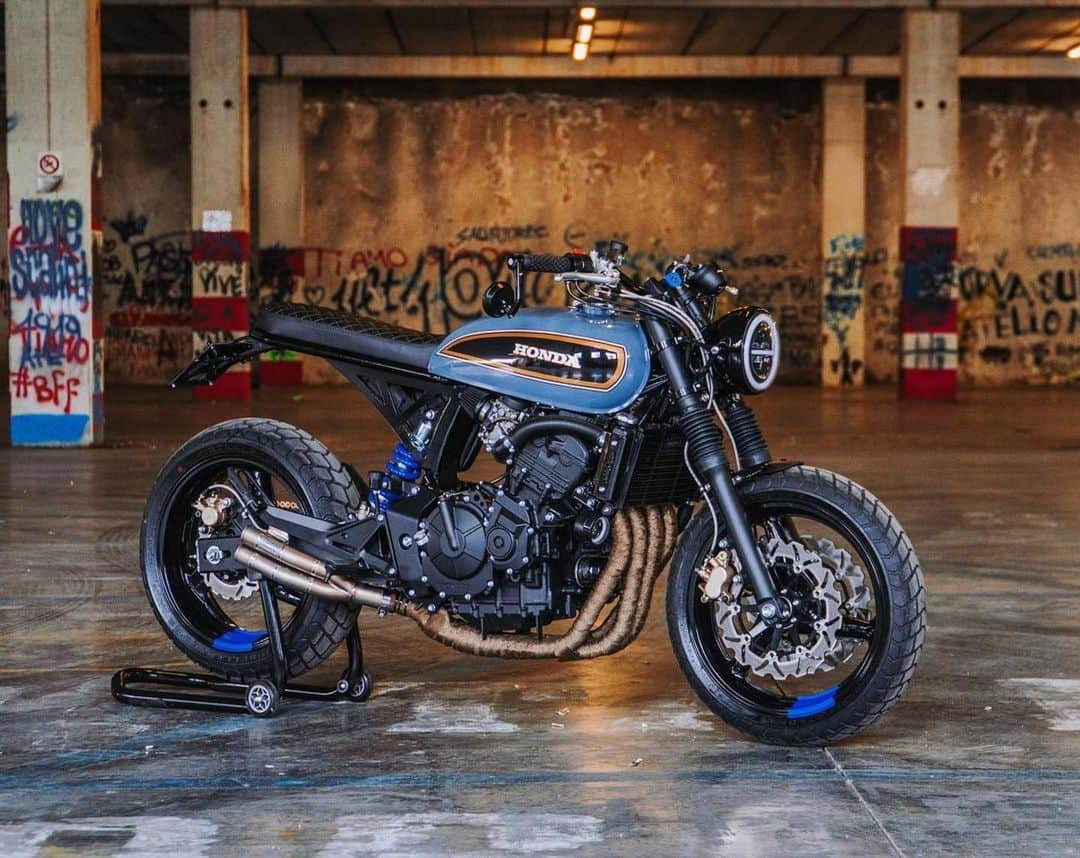 epidemic_motorsさんのインスタグラム写真 - (epidemic_motorsInstagram)「OUT NOW! Honda Hornet #008 scrambler edition💥 by @aesse_  The evolution of Hornet project #AesseLab!」6月6日 12時46分 - epidemic_motors