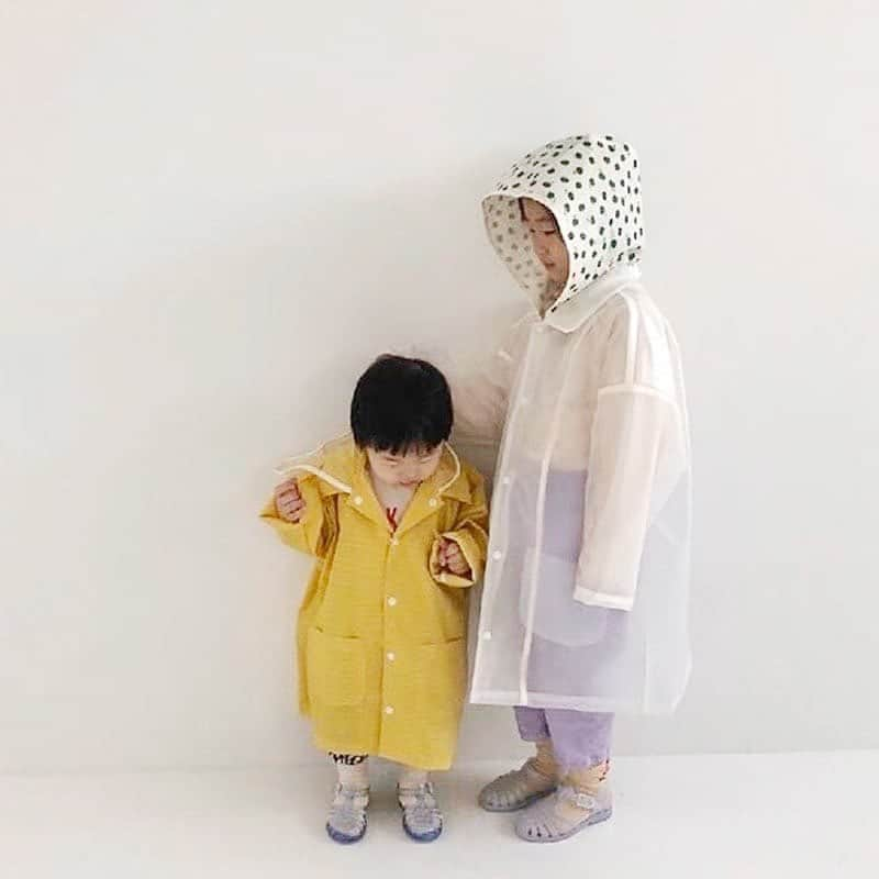 子供服のbig foRE:stさんのインスタグラム写真 - (子供服のbig foRE:stInstagram)「りんご柄レインコート【A089】  梅雨時期に大活躍間違いなしなレインコート𓂃☂️  フードの柄がさりげなくりんご柄🍎 ユニセックスで使えるデザインが嬉しい☺️  かわいいだけじゃなく厚めのしっかりした 素材感なので雨の日も安心です🌧️  #赤ちゃんのいる生活 #むすこーで #新米ママ #ベビスタグラム #男の子ベビー #女の子ベビー#女の子ママ #男の子ママ #子供のいる暮らし#子ども服通販 #子供服セレクトショップ #インポート子ども服 #海外子ども服 #プチプラ#プチプラ子ども服  #韓国子ども服 #バースデイ購入品 #西松屋購入品 #しまむら購入品#夏アイテム #キッズ帽子 #梅雨 #キッズ傘 #キッズレインコート」6月6日 12時47分 - olpemi_