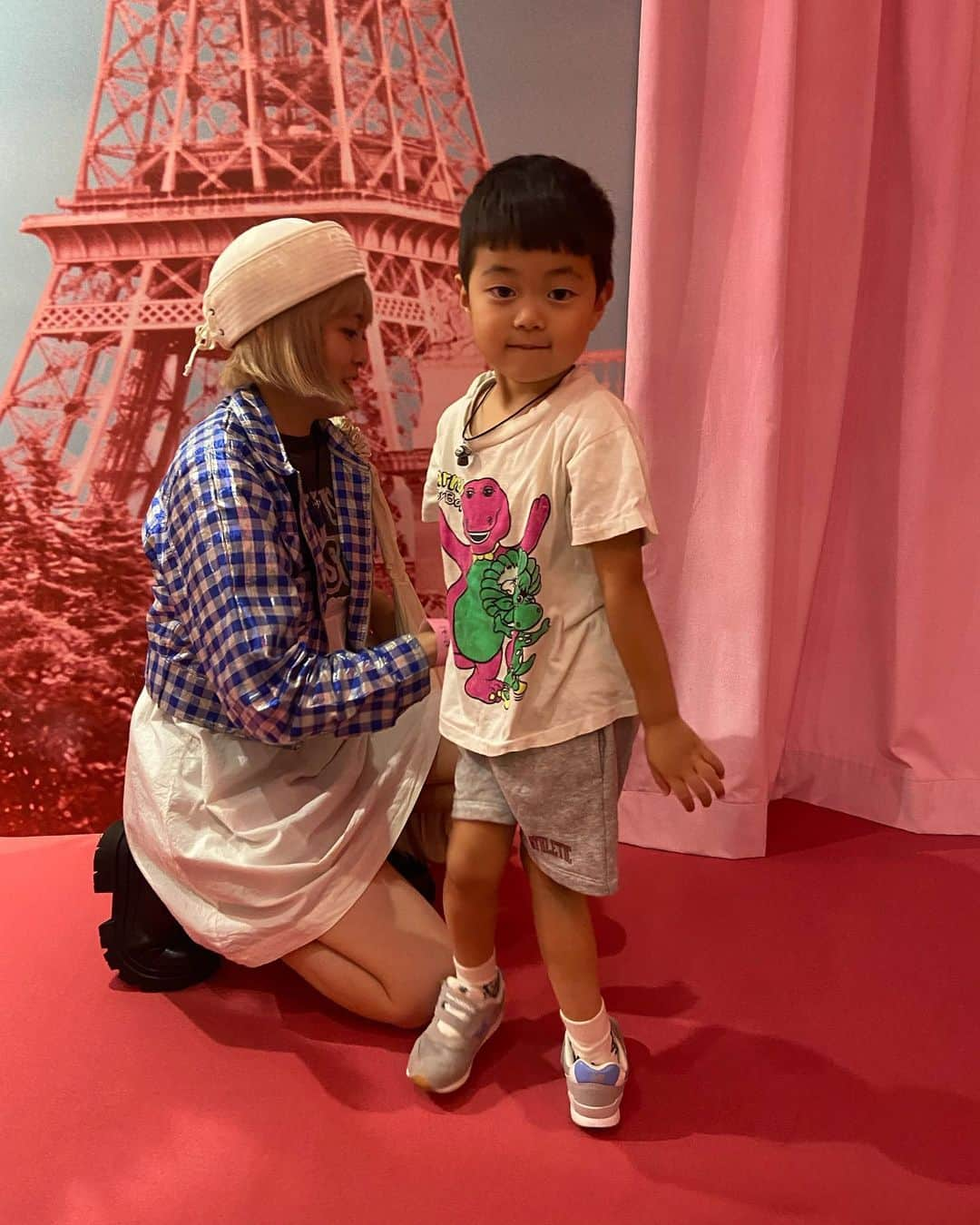 Momoさんのインスタグラム写真 - (MomoInstagram)「先週の手塚家familyミッションは"イカゲームの女の子に会いに行く"ということで @netflixjp の #onlyonnetflix へ🎞️ ラッキーなことに、当日の予約開放枠を見事Getして体験イベントにも参加できました✌️✌️写真もたくさん撮って貰えるたし(家族写真はなんぼあっても良い📷👪) ピザも美味しかったし、念願のヨンヒちゃんにも会えたし、踊ったし💃満足で帰宅したよ♡楽しかったね!!  見てない作品多すぎて、ちゃんと見ようと思います🎥😂 ㅤㅤㅤㅤㅤㅤㅤㅤㅤㅤ  #netflix #strangerthings #イカゲーム #pizzanistatokyo #tezukafamilyphoto」6月6日 12時59分 - m_o_m_o_e