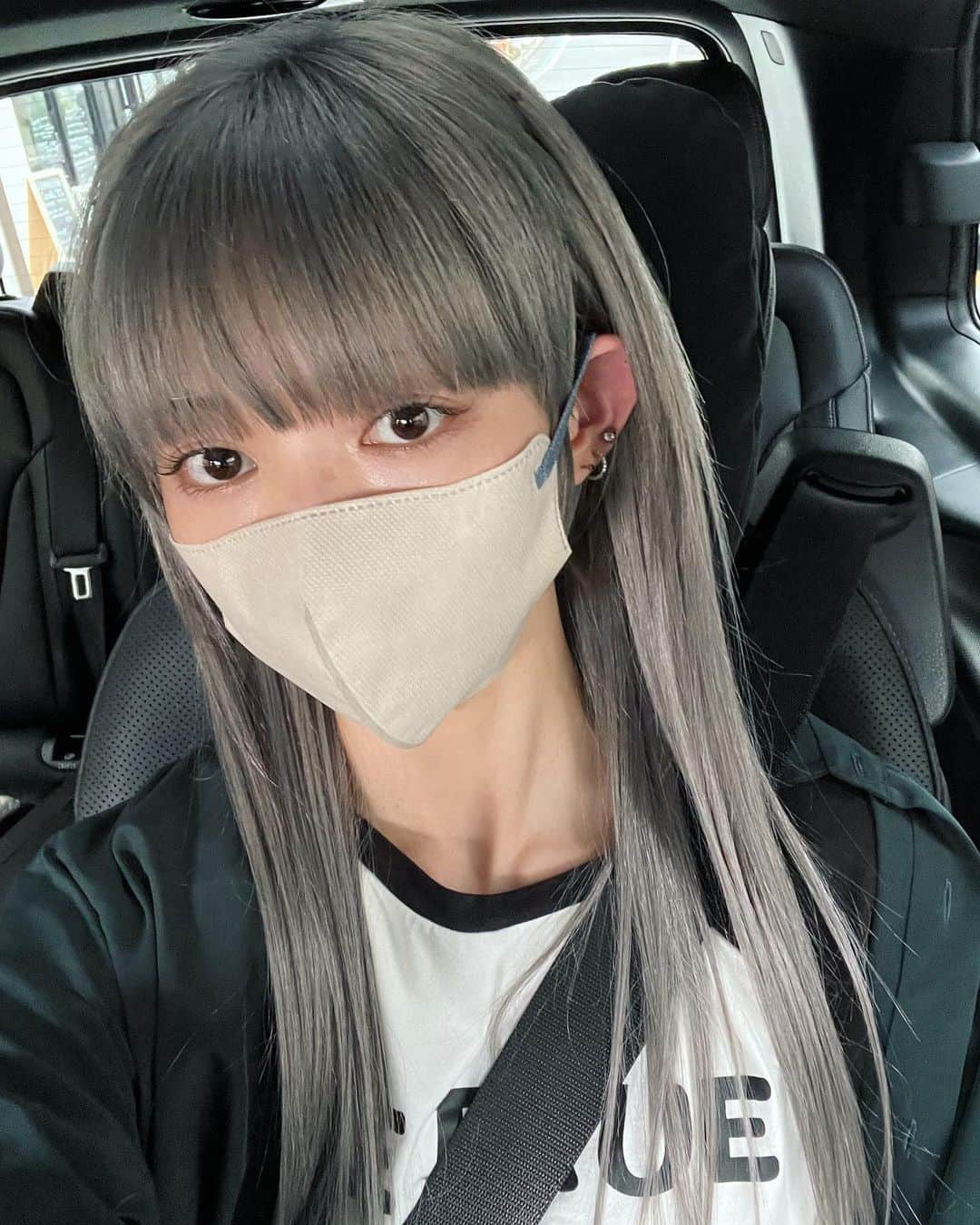 最上もがのインスタグラム：「イメチェンしました。  どう…？？  久々にエクステつけたよー。 今の色に合う色がなくて編み込みにしたけど 次やるとしたらシールにして染め直そうと思いました。笑  @upsydaisy__official  @sugenoaiko あいこさんにやってもらったよ✂️」