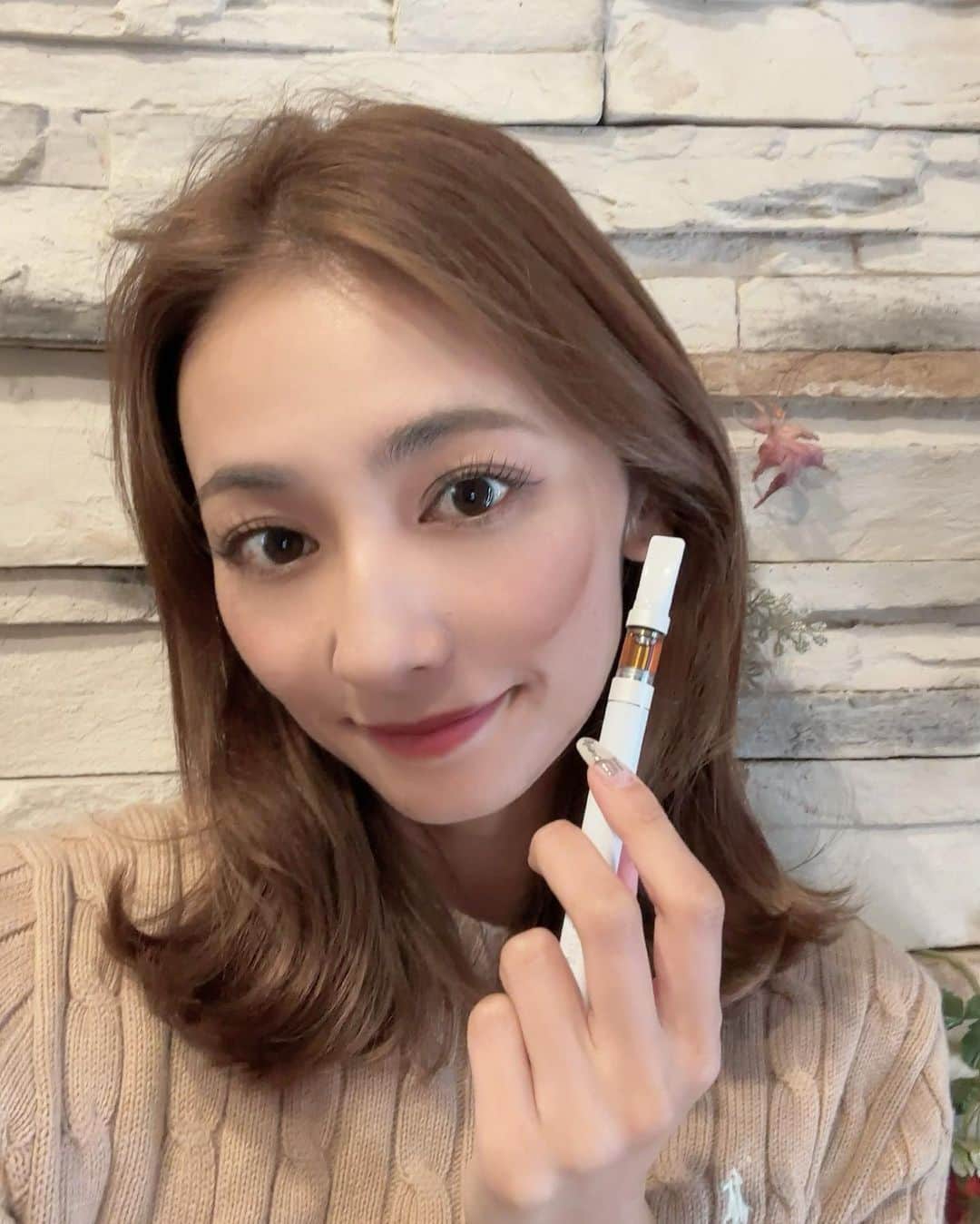 近藤みやびさんのインスタグラム写真 - (近藤みやびInstagram)「愛用中のグリーンブルドッグに 桃と紅茶の味でたぁぁ🍑  今までのリキッドで1番好きだわ。 爽快感でしかない😏  リラックスタイムのお供に是非🍑  #グリーンブルドッグ #CBD #CBDリキッド #ドンキで買える #シーシャ #チル #チルアウト #paidpartnership」6月6日 13時19分 - miyabiiiii_kondooooo