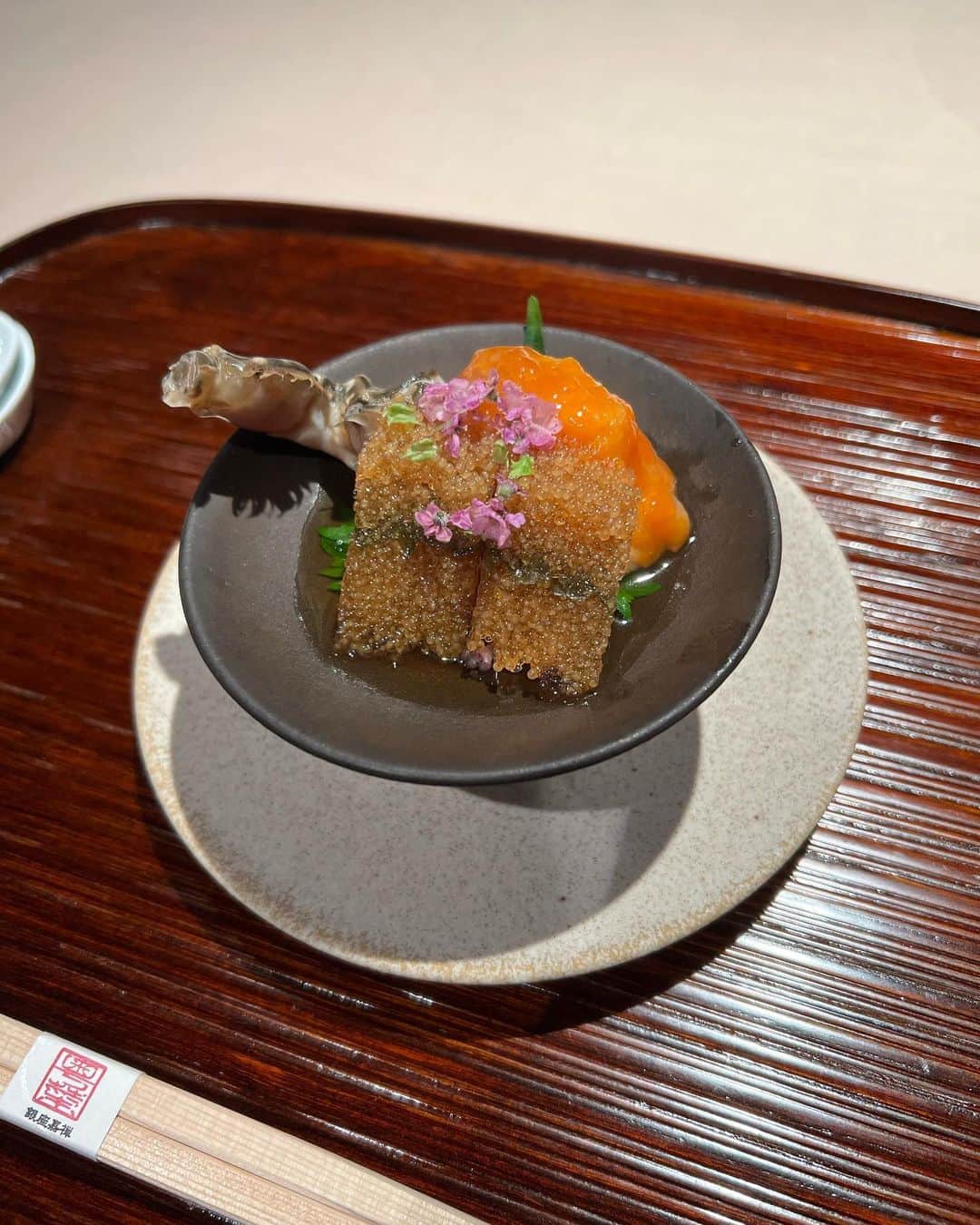 内田朝陽のインスタグラム：「ご馳走様でした。  渡蟹の紹興酒漬け キヌガサ茸の薬膳スープ 飲茶2種 広東ダック フカヒレの土鍋焼き黒トリュフ 鮑のクリーム煮 タラバ蟹の香辛炒め 金華ハム香港麺 塩卵餅と桃の杏仁豆腐 #chinesefood  #中華」