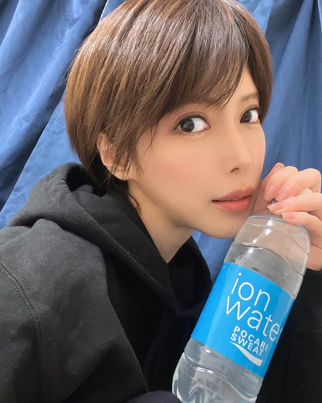 君島みおのインスタグラム：「お店の女子トイレに入った時になんで男性がいるんだろうと思ってびっくりしていたら、鏡に映った自分でした。 びっくりした、、」