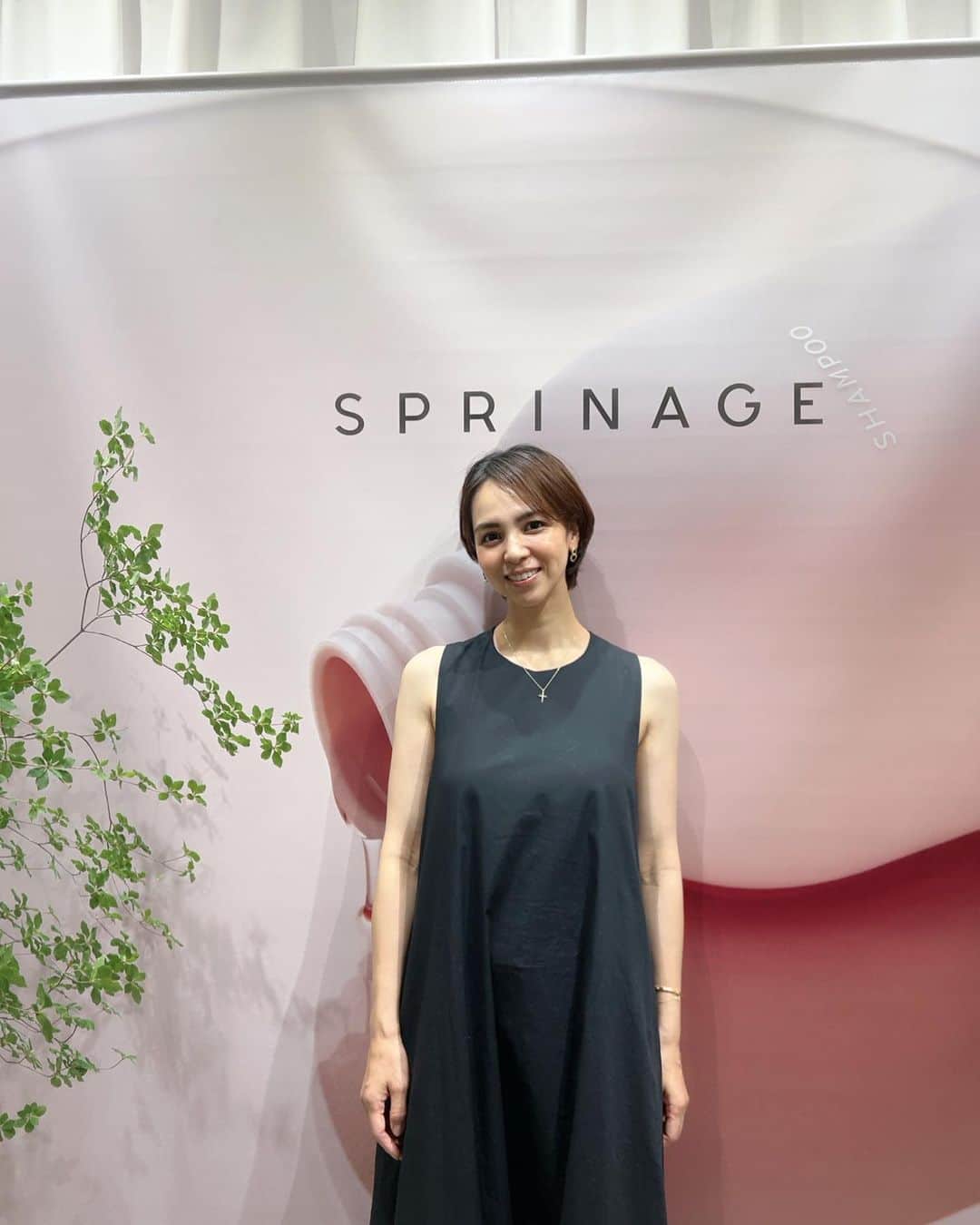 鈴木サチのインスタグラム：「. 先日 @sprinage_official の新商品発表会に行って来ました！！ . シャンプー、トリートメントを使った娘っ子が、 「ママー！！私の髪の毛サラサラー😍」と大興奮気味でした。 . このモイストヴェールは肌髪の不調にも特化したラインなので、季節の変わり目などでおきる頭皮の乾燥やかゆみにアプローチしてくれるの❤️ . 使用されてる成分が "シコン"っていって日本で古くから漢方として使用されてたんだけど、赤ピンクのとってもキレイなカラーをしてるんです😍 . 発表会で、食い気味に質問をする私😅 . 作り手のお話を聞くと、商品の良さだけではなく、思いも伝わってくるから、さらに愛着が湧いてくる😊 . 鉱物油フリー、合成着色料フリー、パラベンフリー、シリコーンフリーだから、子供たちも安心して使えます！！バームも子供たちも使っているので、我が家はみんなで愛用してます😌✨ . . . #ママ #ママモデル #モデル #4児ママ #スプリナージュ #髪に貯湿 #PR」