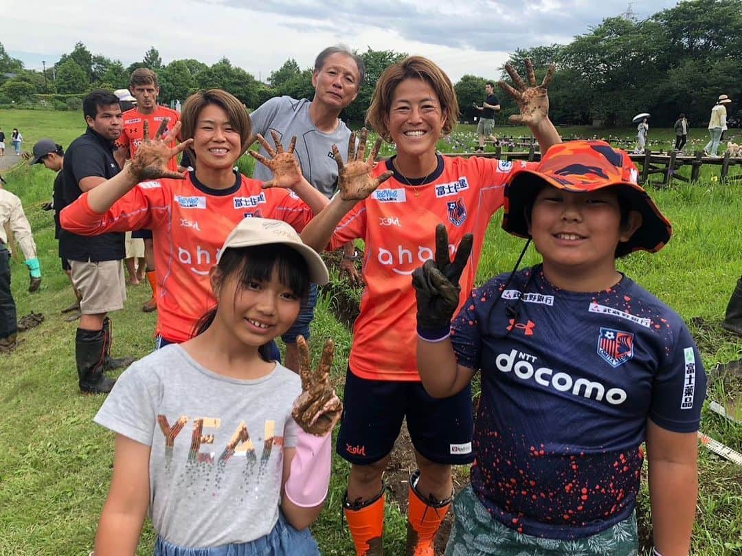 有吉佐織さんのインスタグラム写真 - (有吉佐織Instagram)「🌾🍚🌾🍚  日曜日は大宮第二公園で 田植えをしてきました🌾 小学生ぶりの田植えで なかなか足が抜けなかったり 大変な部分もありましたが 小学生にアドバイスもらいながら 楽しくできました🌾  普段から当たり前のように食べているお米だけど 田植えしてくれている方々がいてこそだし あらためてご飯のありがたみを感じました🍚  次は収穫なので自分たちで植えたお米を 収穫して食べるの楽しみです🌾  参加してくれた皆さん 田植えの準備をしてくれた造園の皆さん ありがとうございました！！  #大宮アルディージャventus  #大宮アルディージャ #大宮第二公園 #田植え」6月6日 13時35分 - ariyoshisaori_1101