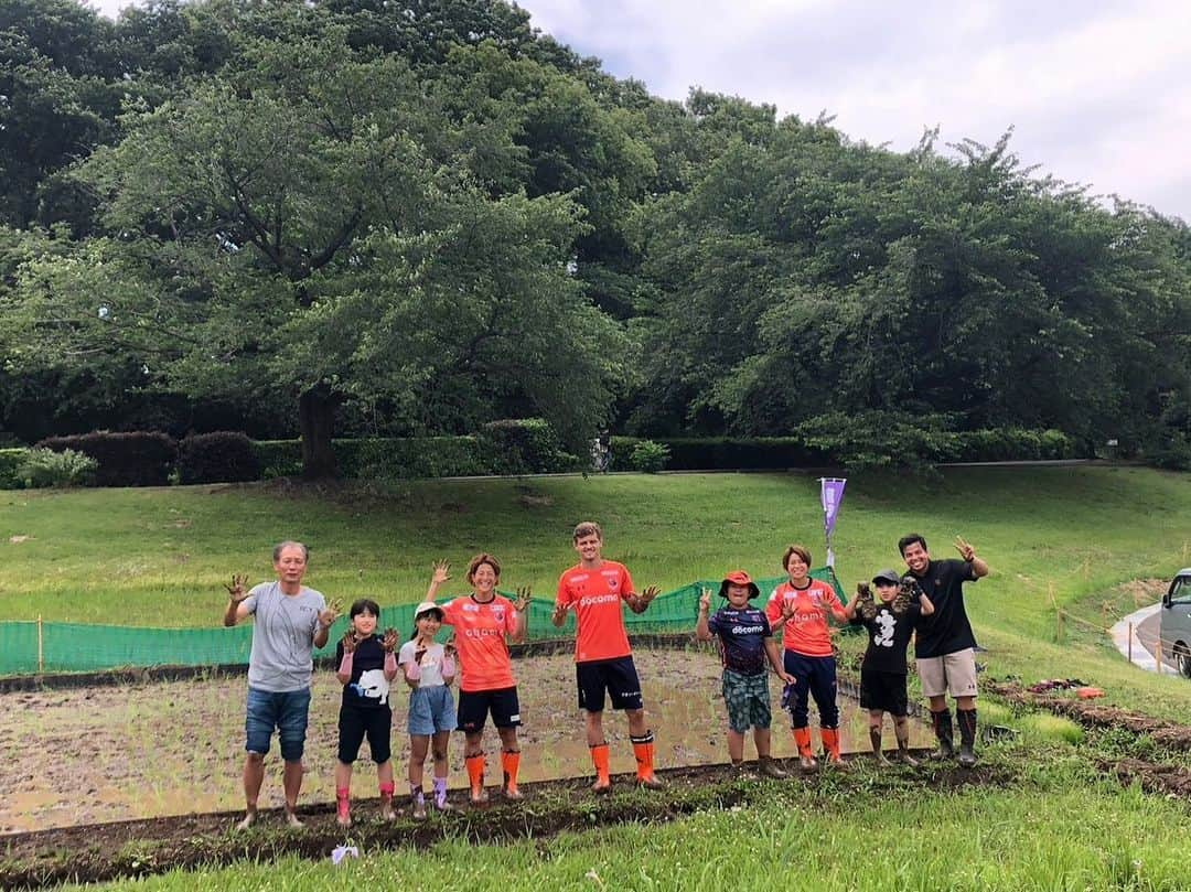 有吉佐織さんのインスタグラム写真 - (有吉佐織Instagram)「🌾🍚🌾🍚  日曜日は大宮第二公園で 田植えをしてきました🌾 小学生ぶりの田植えで なかなか足が抜けなかったり 大変な部分もありましたが 小学生にアドバイスもらいながら 楽しくできました🌾  普段から当たり前のように食べているお米だけど 田植えしてくれている方々がいてこそだし あらためてご飯のありがたみを感じました🍚  次は収穫なので自分たちで植えたお米を 収穫して食べるの楽しみです🌾  参加してくれた皆さん 田植えの準備をしてくれた造園の皆さん ありがとうございました！！  #大宮アルディージャventus  #大宮アルディージャ #大宮第二公園 #田植え」6月6日 13時35分 - ariyoshisaori_1101