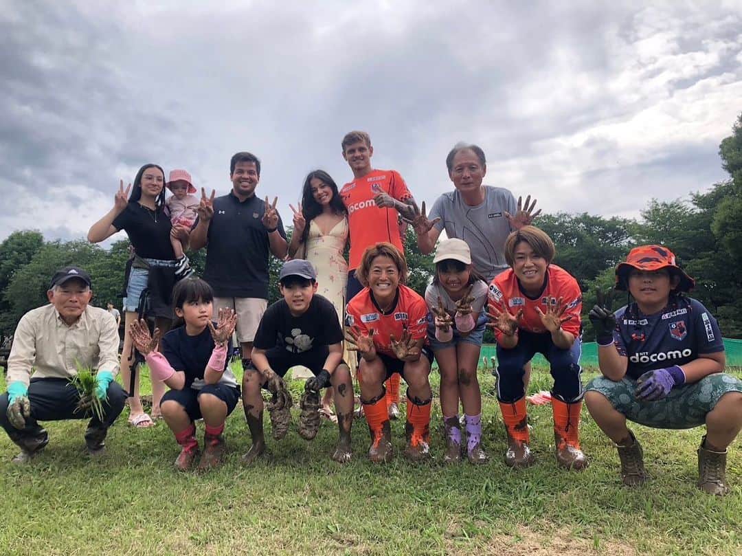 有吉佐織のインスタグラム：「🌾🍚🌾🍚  日曜日は大宮第二公園で 田植えをしてきました🌾 小学生ぶりの田植えで なかなか足が抜けなかったり 大変な部分もありましたが 小学生にアドバイスもらいながら 楽しくできました🌾  普段から当たり前のように食べているお米だけど 田植えしてくれている方々がいてこそだし あらためてご飯のありがたみを感じました🍚  次は収穫なので自分たちで植えたお米を 収穫して食べるの楽しみです🌾  参加してくれた皆さん 田植えの準備をしてくれた造園の皆さん ありがとうございました！！  #大宮アルディージャventus  #大宮アルディージャ #大宮第二公園 #田植え」