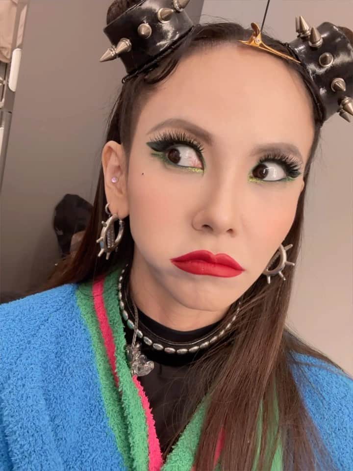 キム・ジウのインスタグラム：「. . . 배고파…… 베이글칩이나 먹어야겠어요 거의 ASMR 수준의 과자 먹는 소리🤪 . . #쥬불린」