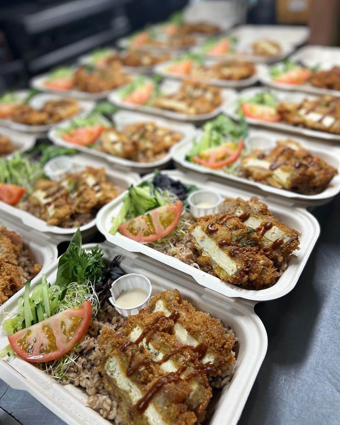 Peace Cafeさんのインスタグラム写真 - (Peace CafeInstagram)「PeceCafe also makes boxed lunches tailored to your needs! We can accommodate gluten and soy-free, budget-friendly, and much more!  https://www.peacecafehawaii.com/store/checkout-v2/online-ordering/receipt/peacecafehawaii?order=709df897-e580-4585-8543-3fb6061322c4  #lunchbox #vegan #plantbased #bento #glutenfreeoption #hawaii #healtyfood #yummy #sugarfree #dairyfree #oahu #catering #celemony」6月6日 13時32分 - peacecafehawaii