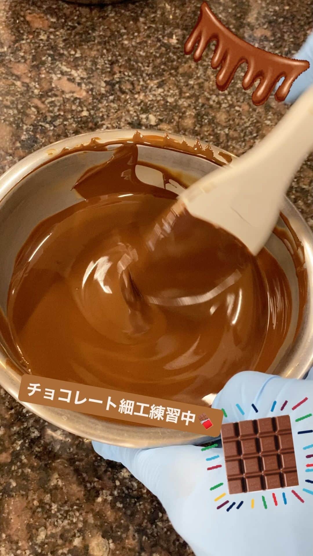 札幌ベルエポック製菓調理専門学校【公式】のインスタグラム：「今日はチョコレート細工の部品制作🍫 一生懸命テンパリングして、 細工の練習して、チョコレートまみれになってました。 ツヤツヤチョコレートに映る自分に手を振る学生も😁」