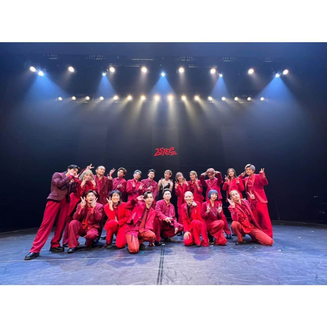 綾凰華のインスタグラム：「.  GANMI×宝塚OG DANCE LIVE「2STEP」 無事に完走することができました。 関わって下さった全ての皆さま 心からありがとうございました。  舞台と客席が歩み寄り、心が通って一体となった温かくて幸せなあの空間を今も忘れられません。 恒例の振り返り投稿✨ 今回も長いですよ♡笑  宝塚OGの皆さま💃♡ 在団中は組が違い、ご一緒させて頂くのはほぼ皆さま初めましてでしたが、だからこそお稽古場からとっても刺激的で沢山の学びを頂きました。 在団時から尊敬するダンサーの皆さまばかりで、そしてご卒業後もご活躍されている皆さまのダンスに対する熱い思いとパワーのぶつかり合いが心地よくて、本当に貴重な経験をさせて頂きました。感謝の思いでいっぱいです。本当にありがとうございました！  そして#GANMI の皆さま🕺♡ 稽古合流初日、間近でGANMIさんのダンスを見た時圧倒されて、もうただ一観客として心が躍って幸せに溢れていました。 共演という形で肩を並べて同じ板の上に立つ以上、これではいけない、もっと頑張らなきゃともがく日々でしたが、どんな時も大きなお背中で道を指し示して下さり、歩み寄って下さり、心から感謝の気持ちでいっぱいです。 稽古から約1ヶ月間ご一緒させて頂いた中で、ダンスはもちろんですが、皆さまのお人柄の優しさと温かさにも尊敬が止まない日々でした。 素晴らしい皆さまと出会う事ができて幸せです😌 そんなGANMIの皆さまの魅力やすごさは まだまだ私には計り知れていないと思うので これからは1#GANMIST として 皆さまのご活躍を全力で応援させて頂きたいと思います😊 舞日楽しみだねっっ  今回は、声出しOKということで 名前を呼んでもらうことが沢山あって なかなか今までにない経験だったので それもとっても嬉しかったです🥲✨ ありがとう！  この1ヶ月は、朗読劇、ストレートプレイ そしてダンスライブと、駆け抜けてきましたが ファンの皆さまも忙しい1ヶ月だったかと思います💦 ついて来て下さって 沢山応援して下さって 本当にありがとうございました😊 頑張れました！ そして最高に楽しかった！  次は7月のディナーショーです❤️ こちらも心を込めて頑張りますので どうぞ宜しくお願いします🙇‍♀️♡  #blogもまた投稿するので #もう少しだけ待っててね #炙りカルビ言えて悔いなし #綾凰華」