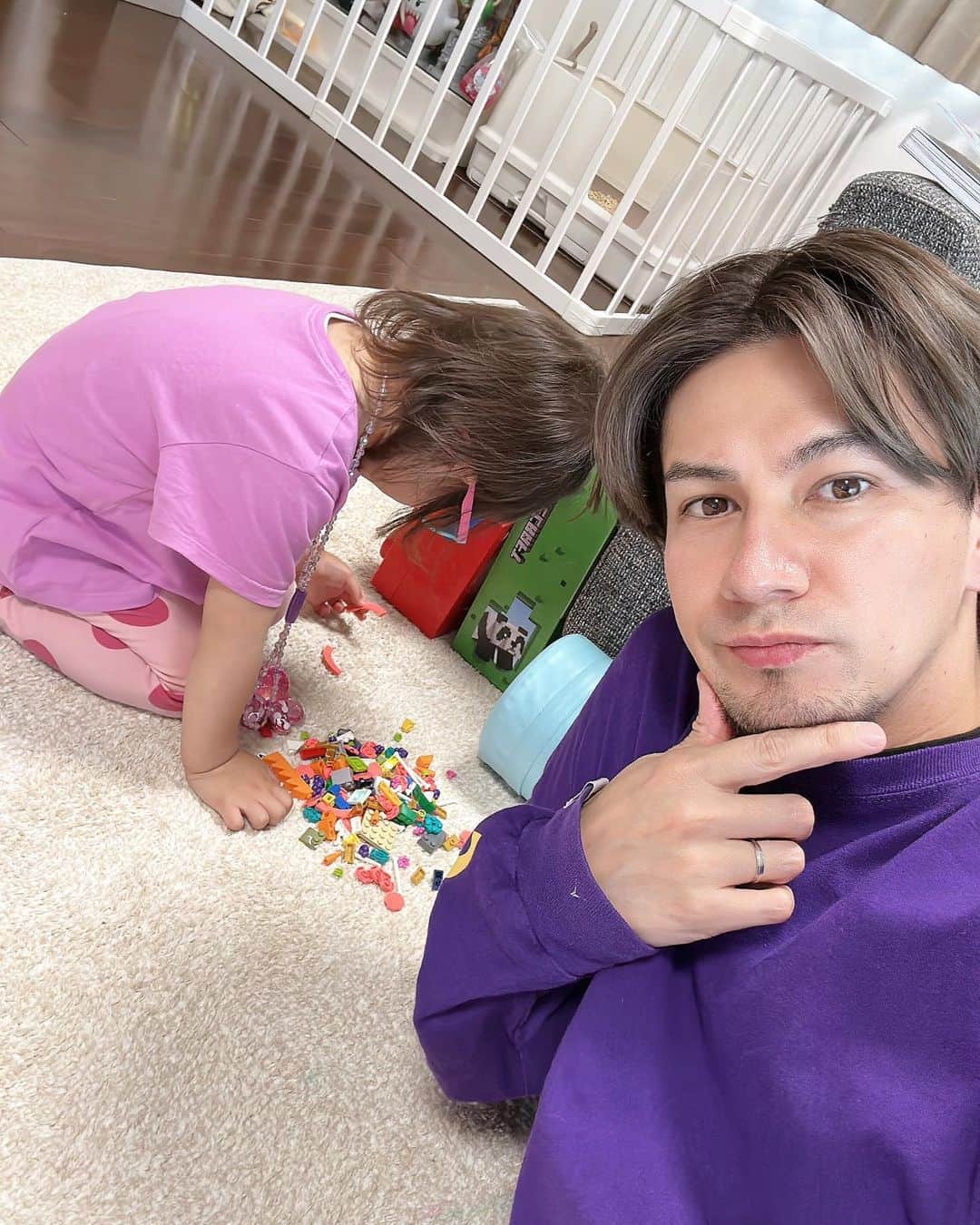 のインスタグラム：「はーちゃんと遊ぶ癒しの時間🤩 この前LEGOランドで買って来たLEGOの組み立て♪♪ 上野動物園に行って以来はーちゃんらパンダにどハマりしてるので、マインクラフトのパンダLEGOを買ってきたのよ🐼🐼 てかなんで家でもサングラスかけてんのよw あぁ可愛い🤣  #娘との至福の時　#父と娘 #LEGO #マインクラフト #minecraft #legoland #マリオのLEGOも買いたい #ディズニーのも買いたい」