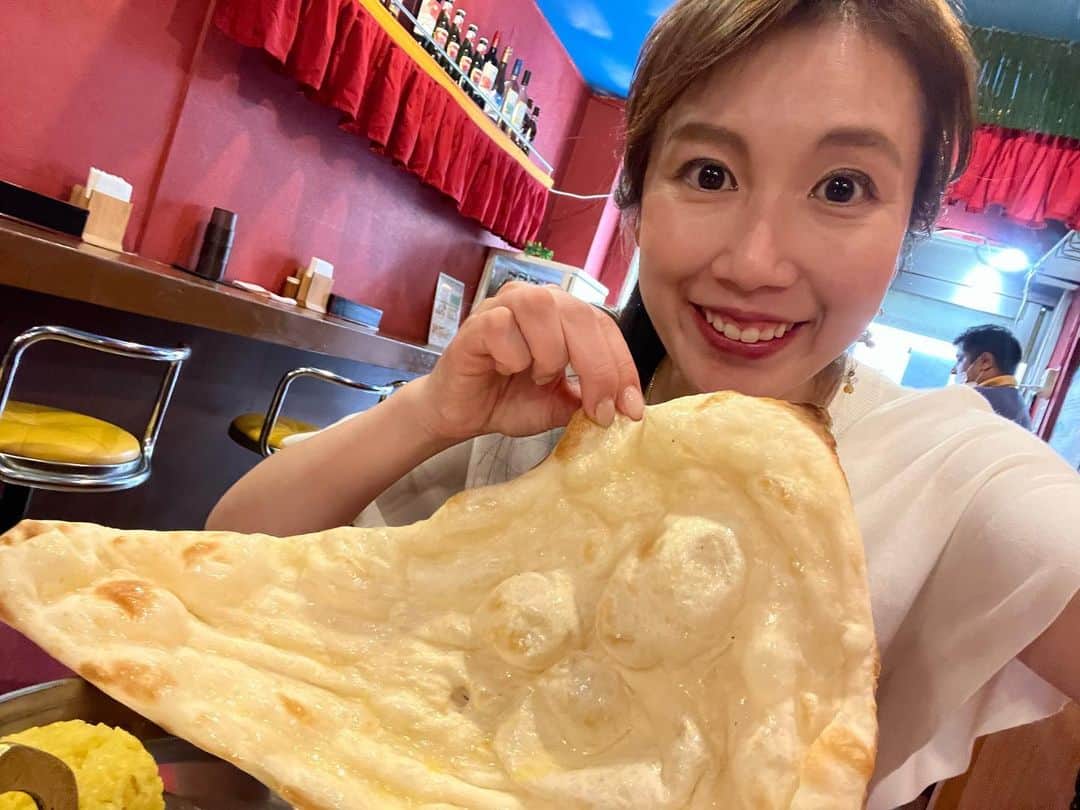 のインスタグラム：「【小顔効果】 先日のお仕事帰りに 近所のカレー屋さんで食べた でーーーっかいナン🤤 おいしくてウキウキで帰ったら 片方だけピアス落としてました🥲 お気に入りだったのに🥲🥲 * #インドカレー大好き だけど #スリランカカレー も大好き #片方だけピアスなくす人と繋がりたい #きき酒師アナウンサー  #唎酒師アナウンサー」