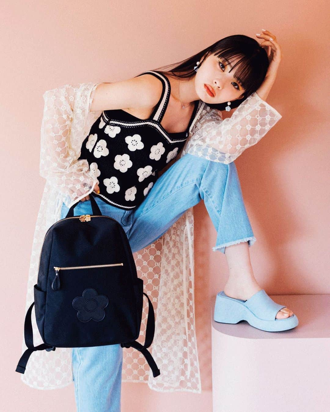 MARY QUANT officialさんのインスタグラム写真 - (MARY QUANT officialInstagram)「- Photogenic Outfits MARY QUANT feat. Kawaguchi Yurina - 気分が上がる‘映えコーデ’ 雨やジメジメも吹き飛ばすキャッチ―なアイテムで 毎日のオシャレに磨きをかけて - #デイジークロッシェライクビスチェ #カットオフストレートデニムパンツ #カラフルPOPピアス #メタルブレードネックレス - #モノグラムチュールレース2WAYカーディガン 6月上旬より順次展開予定 #ループプルライトリュック 6月下旬より順次展開予定 - シューズはスタイリスト私物 - MODEL:@kawaguchi_yurina_official - #MARYQUANT #2023SUMMER #NEWITEMS #FASHION - #マリークヮント #ビスチェ #カーディガン #デニム #リュック #ピアス  #ネックレス #ワニクリップ」6月6日 13時54分 - maryquant_official