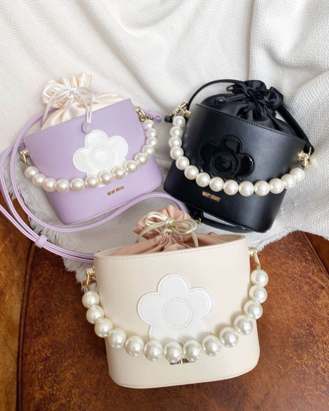 MARY QUANT officialのインスタグラム：「- #パールデコレーションデイジー2ショルダー - #MARYQUANT #2023SUMMER #NEWITEMS #FASHION - #マリークヮント #バッグ #パールバッグ #夏バッグ」
