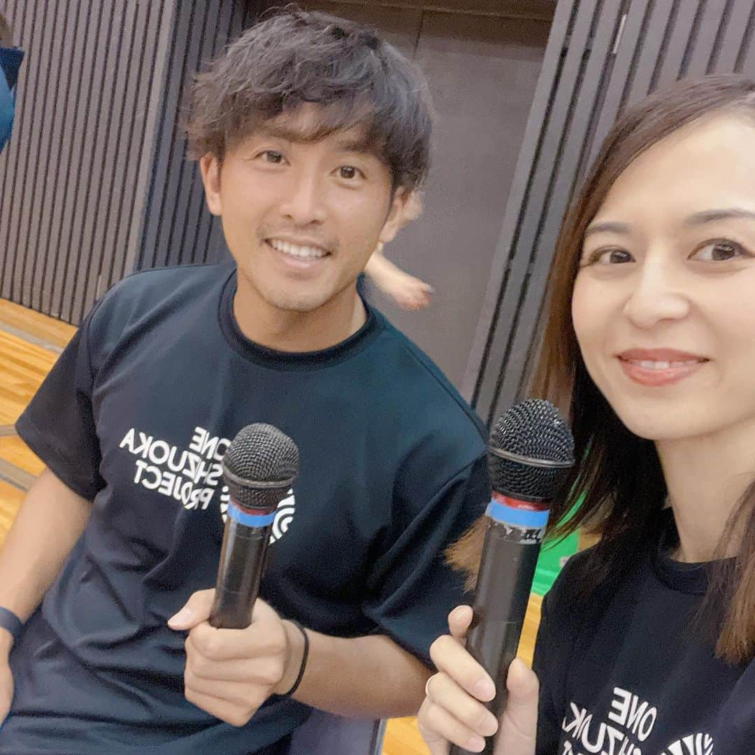 井川絵美のインスタグラム：「・ ・ 1年ぶりの ONE SHIZUOKA PROJECT大運動会！ 今年はジュビロ磐田小川大貴選手と ダブルMCでした🎤✨ ・ 小学生と静岡のアスリートが 4つのチームに分かれて障害物競争、綱引き、ドッジボールで対決⚽️🏉 白熱シーンあり、笑いあり、賞品提供あり！で大盛りあがりでした♡ ・ 静岡SSUボニータ　@ssubonita2022  アザレアセブン　@azaleasportsclub  静岡ブルーレヴズ　@shizuoka_bluerevs  アグレミーナ浜松　@agleymina_hamamatsu  ジュビロ磐田　@jubiloiwata.official  たくさんの選手が参加してめちゃくちゃ盛り上げて下さいました！ そして企画から準備進行まで頑張ってくれた静岡大学の実行委員会の皆さん、ありがとうございました🙏✨ ・ アドミラルさんからは 参加者全員にナップサックをご提供いただき、子供たち大喜びでした〜！ ・ MC大貴は山田選手の大学時代のエピソードも挟んでくれたり、競技の解説もしてくれたり！優しい人柄があふれるトークを聴かせてくれました👏 まだまだエピソードありそうなので、 また次回にも期待！🎤 ・ #oneshizuokaproject  #ジュビロ磐田 #アグレミーナ浜松  #静岡ブルーレヴズ  #アザレアセブン #静岡ssuボニータ  #スポーツイベント」