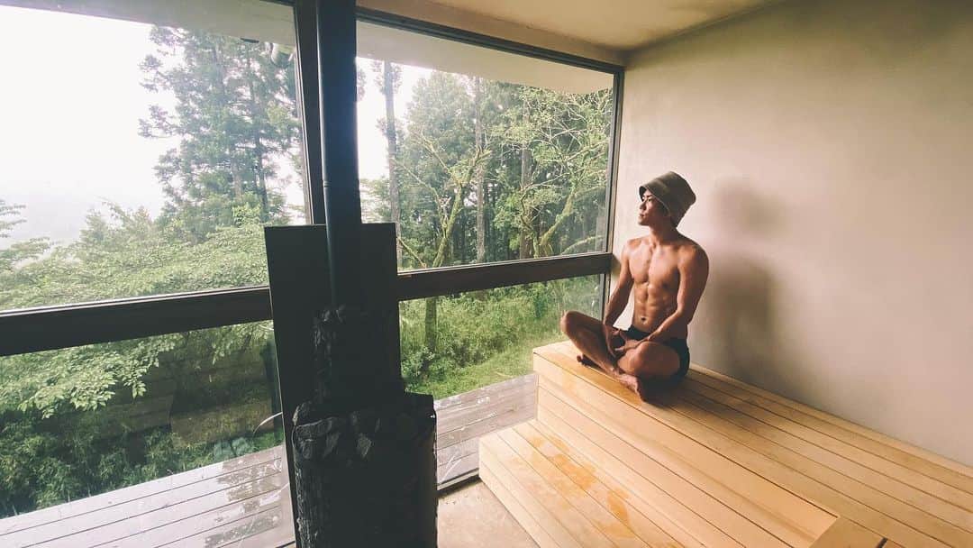 シノサンのインスタグラム：「嵐を切り裂いてサウナ旅行へ行ってきた。  10m先が見えなくなりながら車を走らせ箱根へ。  嵐の中即火入れ！！  サウナが何度でも僕を復活させる！！  ついでみたいに言うけど宿がとてつもなくオシャレ。 3部屋個室もあるので大人数にも○  そして、みんなで作ったタコスうますぎた。。。  これが大人のサウナ旅行。  @andalbum.hakone」