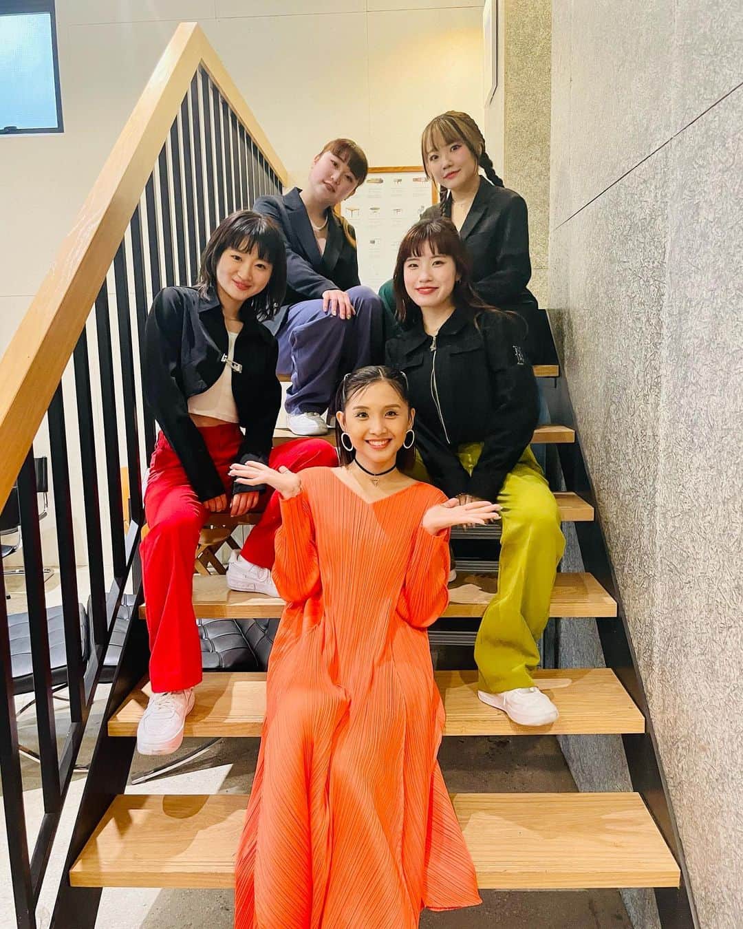 Beverlyのインスタグラム：「「Bumpy」MV のダンサーのみんなと！ Thank you guys! You were all so great! 👊🧡 @rina_takizawa @yurianchimp @kanooo_312 @naho____0122   Of course the one take MV wouldn’t be possible without the amazing @te2ta0501 !! Thank you!!  And also @asami.makeup for always making me feel beautiful with your hair and make up! ✨✨」