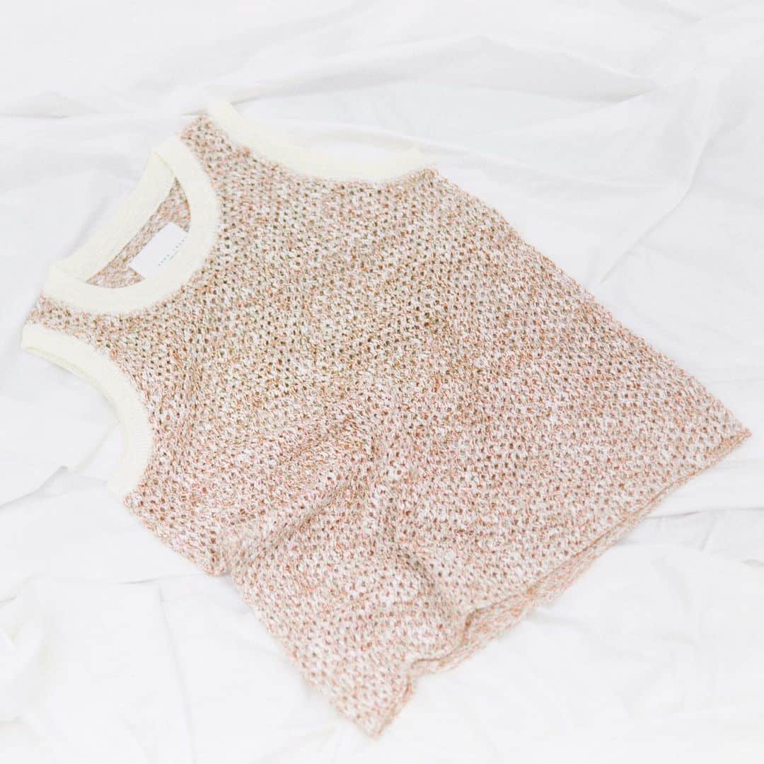 サワ タカイのインスタグラム：「sawa takai Spring Summer 2023 Knitted tank with mesh stitch, inspired by ringer tee.  Available at @beams_official  @beams_women_harajuku  @ships_official  @ships_spal_sendai  @ships_kumamoto  @sawatakai_official   メッシュ編みで仕立てたユニークなニットタンクトップ。襟とアームホールのリブにはリンガーTシャツのようなリブデザインを採用し、スポーティーな印象に。  #sawatakai #springsummer2023 #ss23 #ss2023」