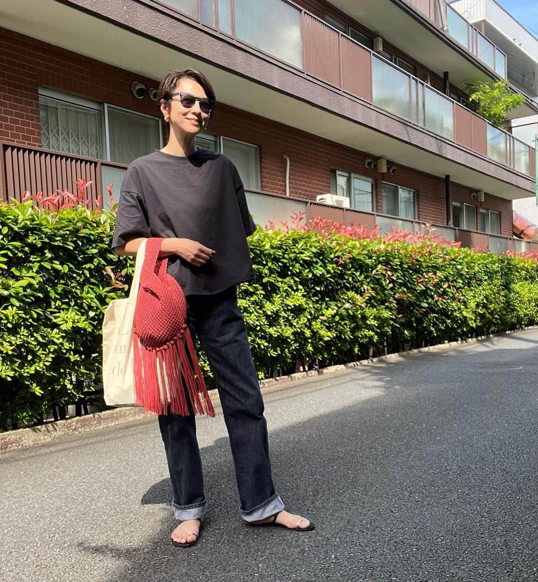 五明祐子さんのインスタグラム写真 - (五明祐子Instagram)「先週末のマルシェで出していたリーバイスのusedデニム、結局欲しくて自分ではいてます😆💙 シンプルなスタイルにこちらもマルシェでも販売したフリンジバッグをアクセントに。 サンダルのちらっとゴールドも🤗💛」6月6日 14時15分 - gomyoyuko
