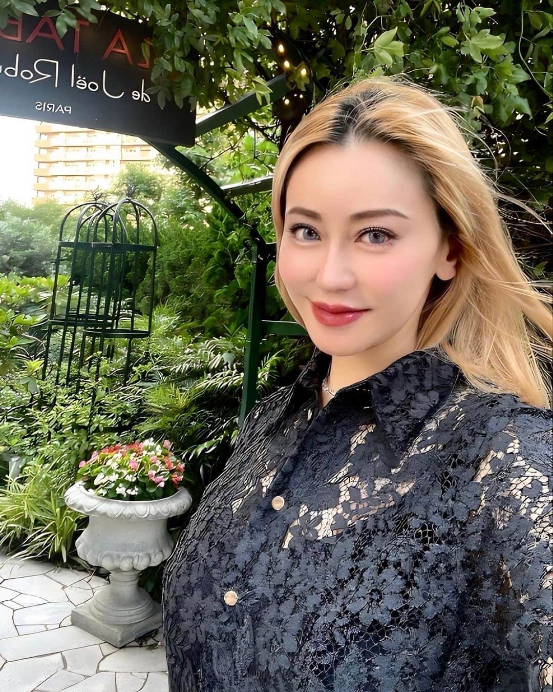 望月英莉加のインスタグラム：「#gcup #redlipstick #blackclothes #asiangirls #blondhair  #ebisu #tokyo #気の強い女」