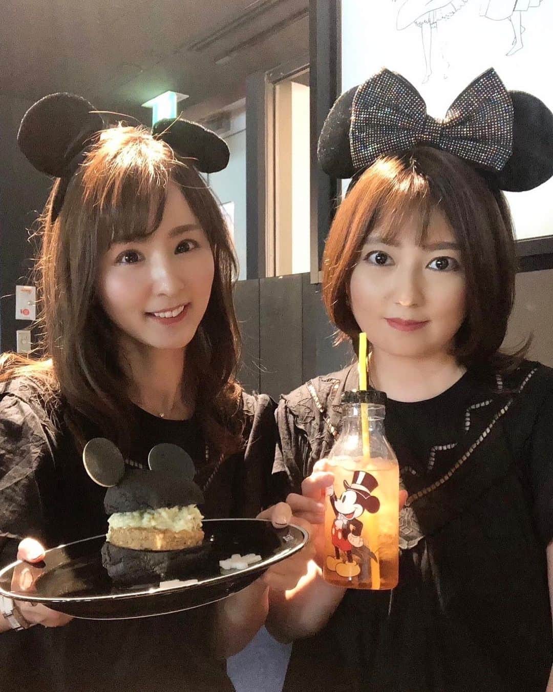 のインスタグラム：「表参道ヒルズ内にある、  ディズニー創立100周年を記念した 『The Wonder Movie CAFE』  に行って来ました✨  店内の奥には巨大スクリーンがあり、 映画なども上映されていて、  本当にシアター風（笑） 横並びで座り、 映画館に来ているような気分を味わえました♪  #ディズニーカフェ #disney  #disneycafe  #thewondermoviecafe  #wondermoviecafe  #表参道ヒルズ #表参道カフェ  #表参道ランチ  #カフェ #カフェ巡り  #映えスポット  @omotesandohills_official  @wondermoviecafe」