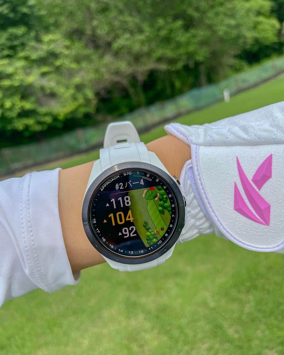 米澤有さんのインスタグラム写真 - (米澤有Instagram)「ガーミンから新製品が発売されました⛳️ Approach S70✨  AMOLED（有機EL）ディスプレイで明るくて見やすい上に、かなり軽量化されています😉  GPSも正確で、風速や高低差を含めた距離も教えてくれるので、とても参考になります。 ピンポインターでピンの方向が分かるので、ブラインドホールでもグリーンの方向をイメージしやすいです😊 アプリと連動して、自分のショットの振り返りが出来るのも便利〜  普段使いとしても、睡眠スコアも測定してくれたり、音楽も聞けるし、Suicaも使えるみたいです😉 趣味のランニングにもばっちり使えて嬉しい〜🥰  2サイズあって、私は小さい方の42ミリサイズを使用しています😊 男性も軽量の方が良いなという方はこちらがおすすめですよ〜  これから色々機能を試してみます🙇‍♀️  距離測定器をお探しの方、スマートウォッチ使ってみたいなという方は是非チェックしてみてください😋  #garminjp #approachs70 #ガーミン #ゴルフ #スマートウォッチ#pr」6月6日 14時30分 - yu.u.yonezawa