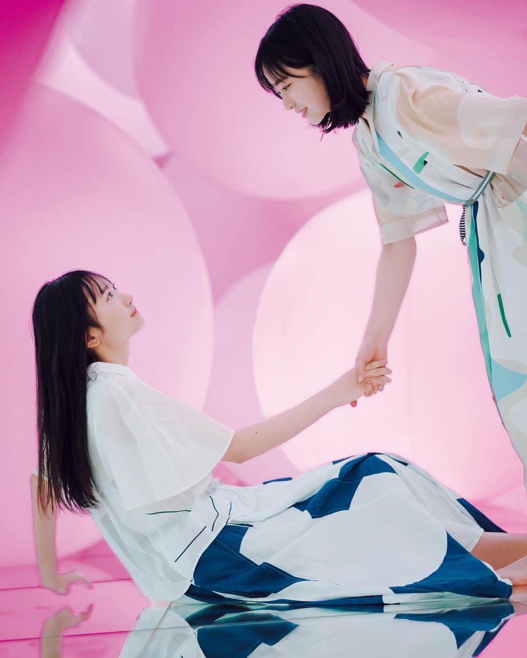 週刊少年マガジンのインスタグラム：「2023年5月31日（水）発売の「#週刊少年マガジン 」に、#藤嶌果歩 さん、#正源司陽子 さんが登場！  #日向坂46 4期生曲『シーラカンス』ではセンターとフロントに大抜擢！  とびきりの笑顔がまぶしい2人。 その仲良しぶりを見たら、うらやましいやら、うっとりしちゃうやらです！  🏃‍♀️発売は本日までです！！！  ----------  撮影 / HIROKAZU スタイリング / 優哉 ヘアメイク / 平松浩幸 / 渋谷絵里奈 デザイン / 坂上和也 衣装協力 / NAVY.WO（ソトデザイン）/ osharewalker / 花とギター / MILKFED. / Bluene / KAMILi  撮影協力 / 「チームラボプラネッツTOKYO DMM.com」豊洲・東京(c)チームラボ」
