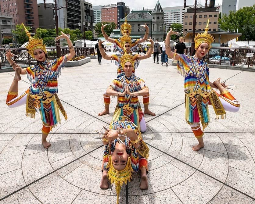 タイ国政府観光庁さんのインスタグラム写真 - (タイ国政府観光庁Instagram)「タイ南部の伝統舞踊「ノーラー舞踊」が「タイフェスティバル福岡＆VISIT THAILAND YEAR 2023」で披露されました🇹🇭💃✨ 特徴あるきらびやかなタイ南部の装飾を使い、独特のリズムに合わせて踊るノーラー舞踊は2021年にユネスコ無形文化遺産にも登録されています🌏🌈🎶  その他ユネスコ無形文化遺産として、タイ仮面劇「コーン」と、タイ古式マッサージが登録されています🫣💗  #nora #thaidance #thaiculture #worldheritage #thaifestival #amazingthailand #タイ #タイ文化 #タイ伝統 #タイ舞踊 #舞踊 #ノーラー #今こそタイへ #こんなタイ知らなかった #もっと知りタイ #はじめてのタイ #タイを知りつくす #タイ旅行 #旅好きな人と繋がりたい #旅行好きな人と繋がりたい #海外旅行 #thailand #thailandtravel #thailandtrip #thaistagram #lovethailand #amazingnewchapters」6月6日 17時00分 - amazingthailandjp