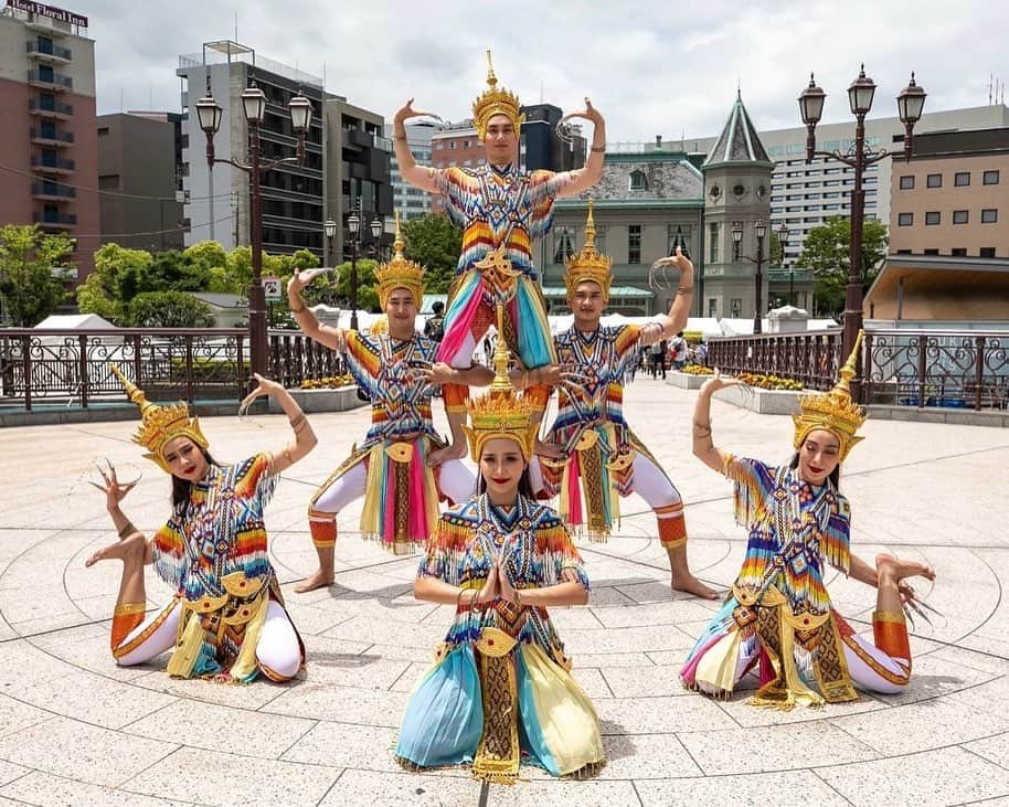 タイ国政府観光庁さんのインスタグラム写真 - (タイ国政府観光庁Instagram)「タイ南部の伝統舞踊「ノーラー舞踊」が「タイフェスティバル福岡＆VISIT THAILAND YEAR 2023」で披露されました🇹🇭💃✨ 特徴あるきらびやかなタイ南部の装飾を使い、独特のリズムに合わせて踊るノーラー舞踊は2021年にユネスコ無形文化遺産にも登録されています🌏🌈🎶  その他ユネスコ無形文化遺産として、タイ仮面劇「コーン」と、タイ古式マッサージが登録されています🫣💗  #nora #thaidance #thaiculture #worldheritage #thaifestival #amazingthailand #タイ #タイ文化 #タイ伝統 #タイ舞踊 #舞踊 #ノーラー #今こそタイへ #こんなタイ知らなかった #もっと知りタイ #はじめてのタイ #タイを知りつくす #タイ旅行 #旅好きな人と繋がりたい #旅行好きな人と繋がりたい #海外旅行 #thailand #thailandtravel #thailandtrip #thaistagram #lovethailand #amazingnewchapters」6月6日 17時00分 - amazingthailandjp