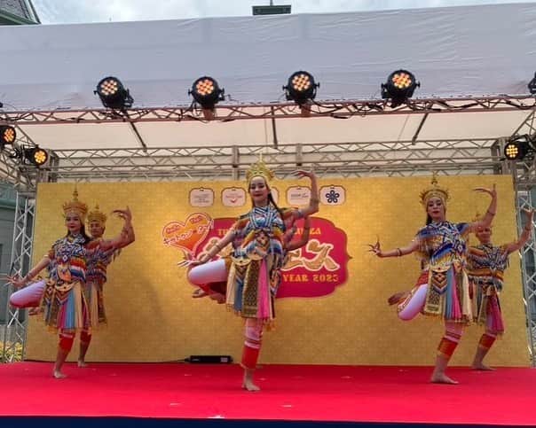 タイ国政府観光庁さんのインスタグラム写真 - (タイ国政府観光庁Instagram)「タイ南部の伝統舞踊「ノーラー舞踊」が「タイフェスティバル福岡＆VISIT THAILAND YEAR 2023」で披露されました🇹🇭💃✨ 特徴あるきらびやかなタイ南部の装飾を使い、独特のリズムに合わせて踊るノーラー舞踊は2021年にユネスコ無形文化遺産にも登録されています🌏🌈🎶  その他ユネスコ無形文化遺産として、タイ仮面劇「コーン」と、タイ古式マッサージが登録されています🫣💗  #nora #thaidance #thaiculture #worldheritage #thaifestival #amazingthailand #タイ #タイ文化 #タイ伝統 #タイ舞踊 #舞踊 #ノーラー #今こそタイへ #こんなタイ知らなかった #もっと知りタイ #はじめてのタイ #タイを知りつくす #タイ旅行 #旅好きな人と繋がりたい #旅行好きな人と繋がりたい #海外旅行 #thailand #thailandtravel #thailandtrip #thaistagram #lovethailand #amazingnewchapters」6月6日 17時00分 - amazingthailandjp