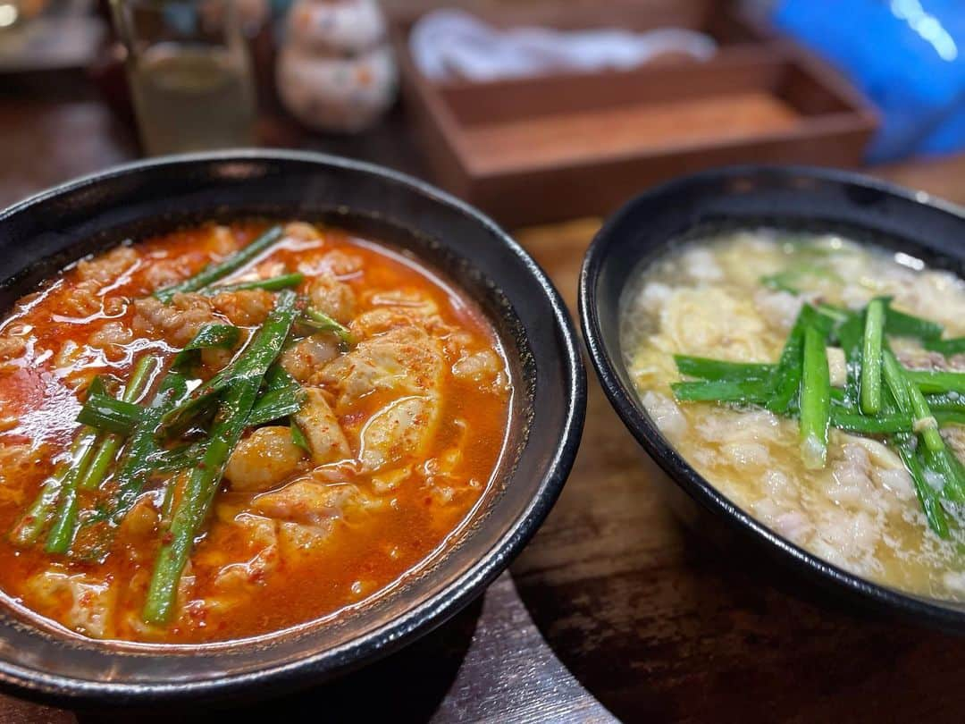 松浦まりなのインスタグラム：「地元でも人気の辛麺🍜つつみ！！渋谷にもある☝️  元祖モツ辛麺は初めて食べたけど、モツゴロゴロ 最後まで熱々のこんにゃく麺！！  辛さも選べるよ😽 そして、石焼きチーズご飯！！ 熱々の石焼きに、残ったスープをかけると ジューっっと音が！！  ピリ辛に、熱々のチーズに、おこげが出来てうまっ！！ じんわりと汗をかきながら、ペロッと完食！！  母校の写真が飾ってあったわ😁👍  PR @menya_tsutsumi.official #渋谷ラーメン #道玄坂ラーメン #道玄坂グルメ #麺屋つつみ渋谷店 #麺屋つつみ #道玄坂ランチ #渋谷グルメ」