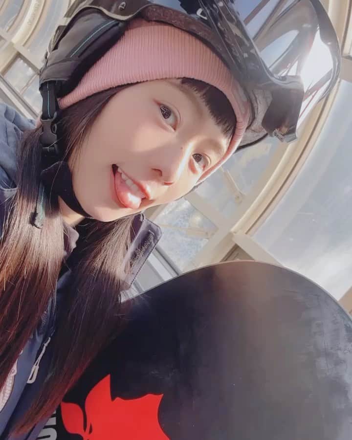 Dewi Chienのインスタグラム：「❄️⛷️滑雪初體驗Day1❄️  因為本身有點懼高症⋯所以一直沒有想過要滑雪這件事，直到這次被我姊強力說服，才決定前往挑戰並試著去克服自己的心魔。  這個溫泉村每個角落都美的像幅畫、很多可愛小店和著名湯屋，最重要是雪場空間雪道規劃的很棒東西又好吃（很重要吧）從初階到高階都有適合的地方揮舞～～而且！！除了有孩童玩樂區之外，居然還有托嬰的服務？根本就是想逼我下次直接帶上👶🏻？  總之，這次實在太感謝 @dbc.taiwan 從機場-交通-住宿-教練課程，一條龍的安排真的超級方便，就算是攜家帶眷去都不用怕會覺得麻煩👍🏻  p.s.一定要看到最後⋯我直接變雞腿的腿🫣  #DBC #野澤溫泉村 #限量優惠到七月底 #開賣囉 #快搶票」