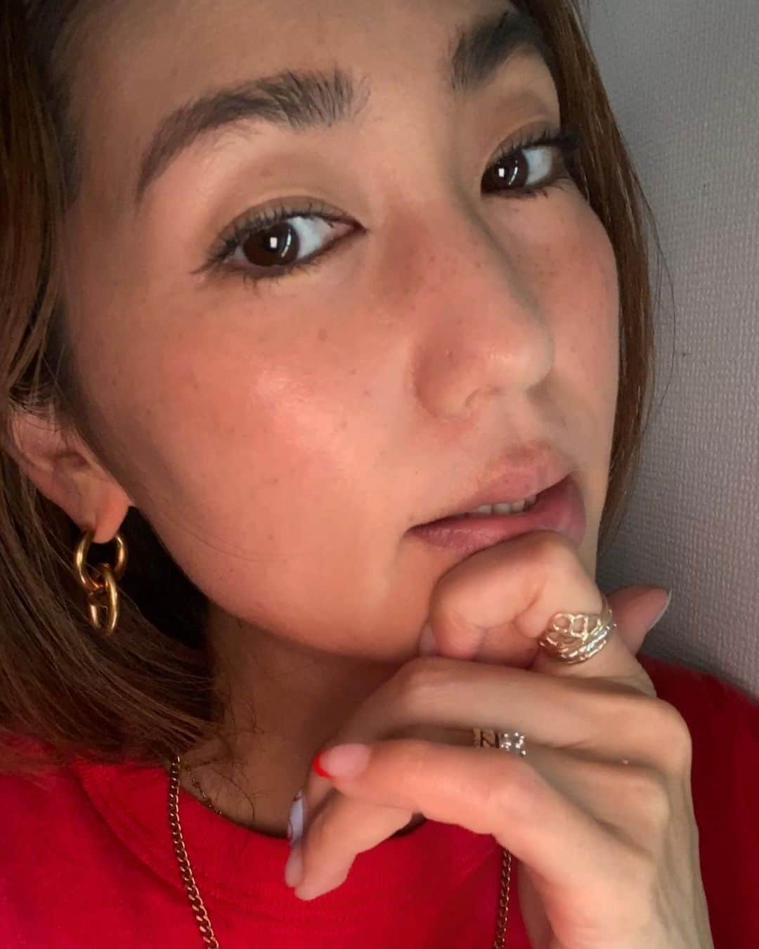 堀舞紀のインスタグラム：「⛓👁⛓  Pierce⛓ @las.officialshop  (これも金属アレルギー対応ピアス❣️)  天気いい日、 貴重なので無理矢理にでも 外出したがる母ちゃん。  広くて空いてて緑の多い 公園が沢山あって🤭 キモチヨキ。  #母親服装 #子育て記録 #姉弟 #アクセサリー #ゴールドアクセサリー #アクセ #ピアス #金属アレルギー対応  #gold #古着コーデ」