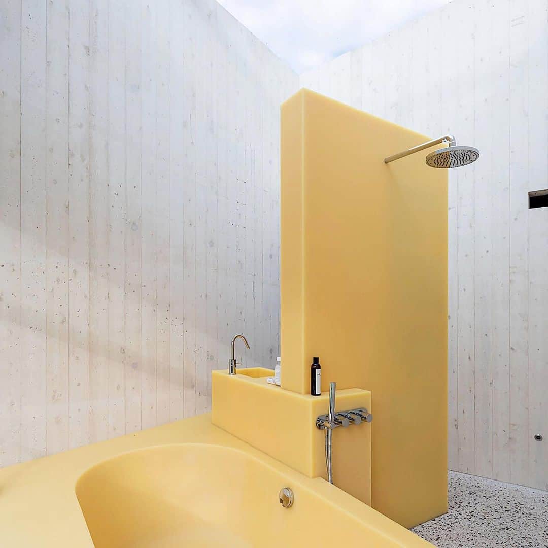 AÃRK Collectiveさんのインスタグラム写真 - (AÃRK CollectiveInstagram)「A buttery beauty ✨🧈🧈🧈 ~ sculptural yellow epoxy resin bathroom by Dutch designer Sabine Marcelis #AÃRKlikes」6月6日 14時42分 - aark_collective
