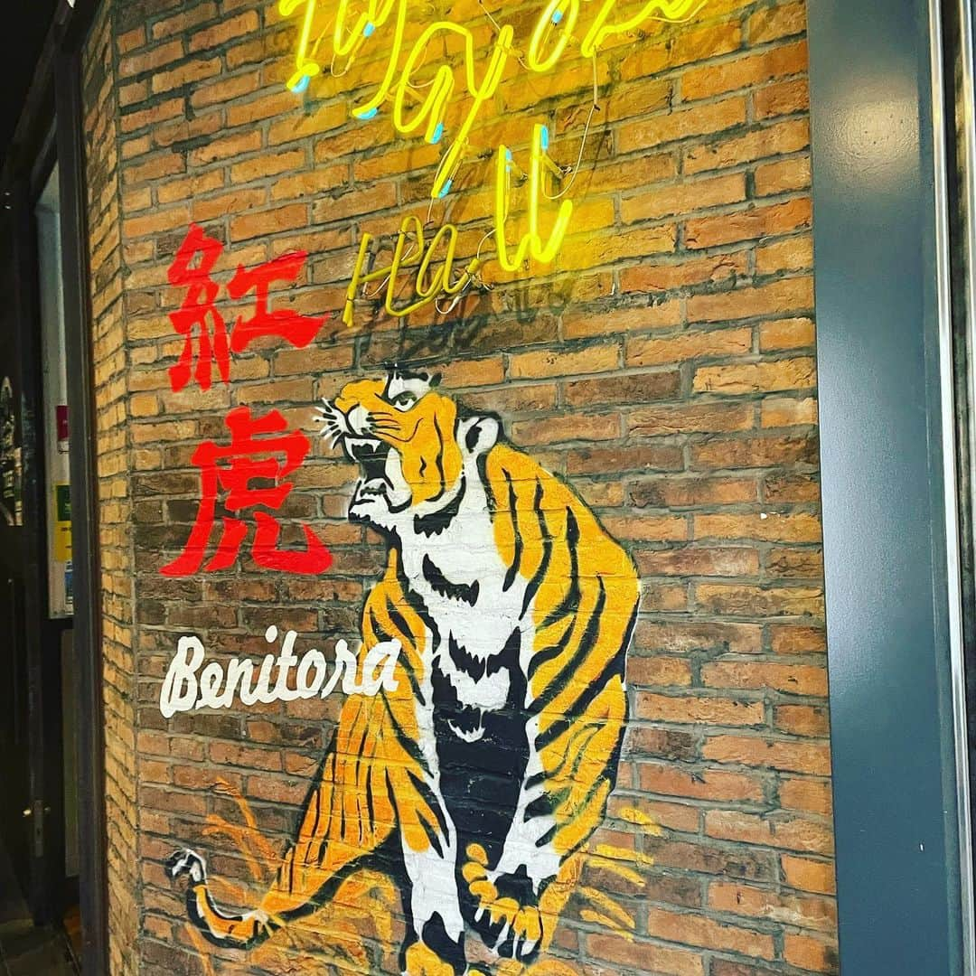 向清太朗さんのインスタグラム写真 - (向清太朗Instagram)「餃餃餃〜！ 渋谷はタイガー餃子！ 漆黒の旨味こと牛肉牛タン餃子だ餃〜！ 黒さが美味さ！大声では言いにくいけど牛肉餃子は基本ハズレなし！ タイガー餃子の中でも特攻隊長やってくれてます餃〜！  #餃子 #牛肉牛タン餃子 #タイガー餃子 #いろんな種類あるけど牛肉の餃子最高 #また食べたい #いや #また食べタイガー #こらこら #いや #とらとら #はぁ #川島ねごと #天津向 #餃餃餃」6月6日 14時43分 - tensinmukai