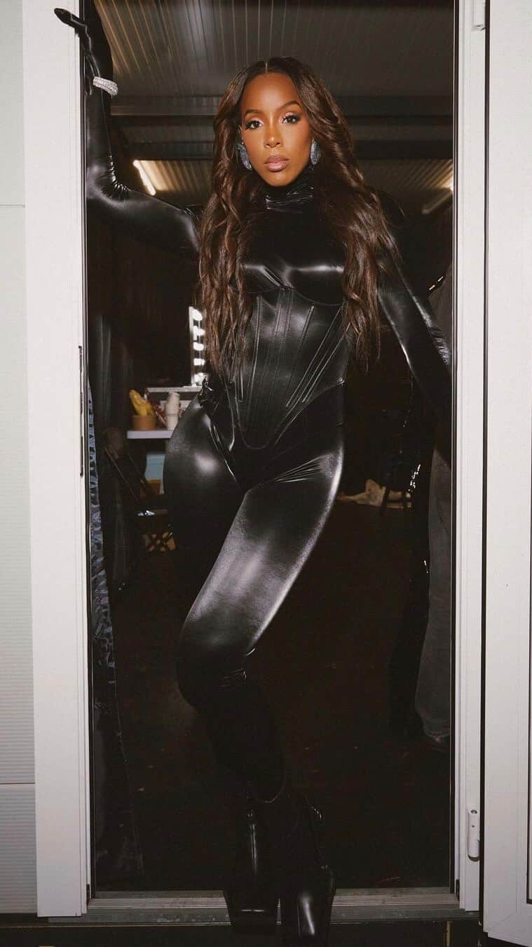 ミュグレーのインスタグラム：「@kellyrowland wears Mugler by @cadwallader for her performance at @mightyhoopla.  - Stylist @georgmedley  Cover picture @sirius.film  - #mugler」