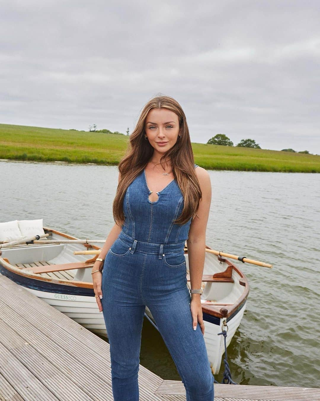 ゲスさんのインスタグラム写真 - (ゲスInstagram)「@kadymcdermott wears the Eco Ester Denim Jumpsuit at our Summer Retreat in the UK. More on stories! #GUESSEco #WorldEnvironmentDay  ♻️ Contains recycled cotton fibers and recycled polyester made from plastic bottles.」6月7日 1時38分 - guess